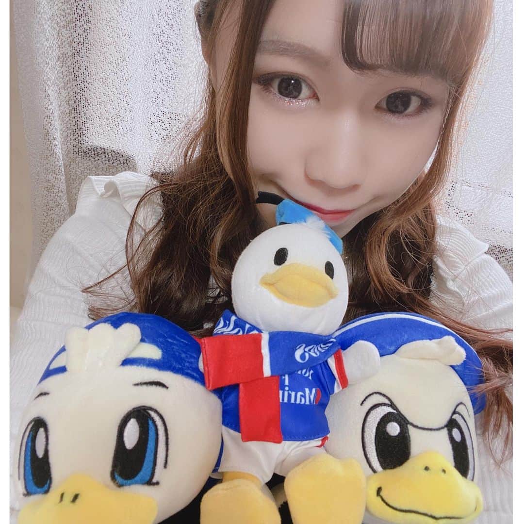 山口みらんのインスタグラム：「最近のベッド周りの仲間達⚪️🔵🔴 、 1人だけ怪しい子がいます...🤨？！ 新体制が発表されたり、新ユニだったり、今年のJ開幕がとても楽しみになってきました⚽️王座奪還！まだナンバーは決めてないですが、8か12が濃厚説...？！笑 、 #fmarinos #マリノスケ #マリノス君 #jリーグ #ドナルド #マリノス #サッカー #soccer #サッカー女子」