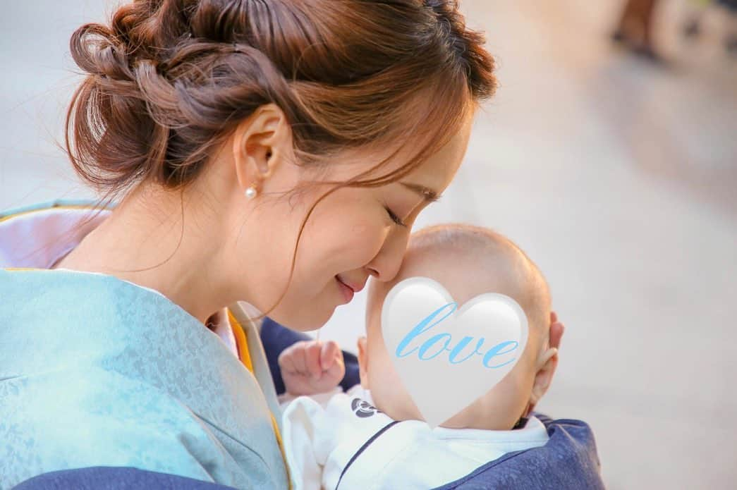 花岡維生のインスタグラム：「誕生日を迎え、またひとつ歳を重ねました☺️🤍 ちょうど去年の今頃に妊娠が分かり、絶望感を味わった長いつわり、ようやくごはんを普通に食べられるようになって泣けた日(笑)、大きなお腹に圧迫された肋骨の痛みで座って寝てた日、産後は蕁麻疹に腱鞘炎、振り返れば私にとっては過酷な一年でした😂笑 不安なことも多く、マタニティライフを楽しむ余裕はなかったけれど、それを乗り越えた分、自分が少し強くなれた気がしています。 息子が一日一日を元気に過ごしてくれるだけで、ありがたいと思う毎日です。 写真は先日のお宮参りの時のもの⛩📸 息子も袴のロンパースを着ておめかししました☺️✨ 今年は特に健康第一で、毎日を大切に過ごしたいと思います。 今年もよろしくお願いします🥰 同じお誕生日のさおりちゃん、ゆきちゃんもおめでとう😍🎉✨ @saoriyokota @chaleurblanche_yuki  #birthday #お宮参り #男の子ママ #babyboy #お食い初め #お宮参りコーデ #お食い初めコーデ #令和ベビー」