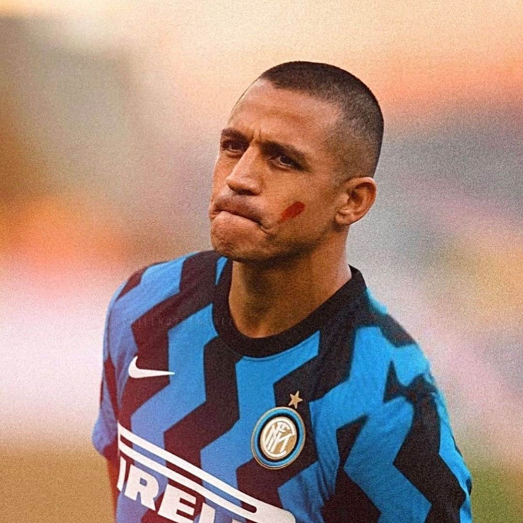 アレクシス・サンチェスのインスタグラム：「⚫️ @inter 🔵」