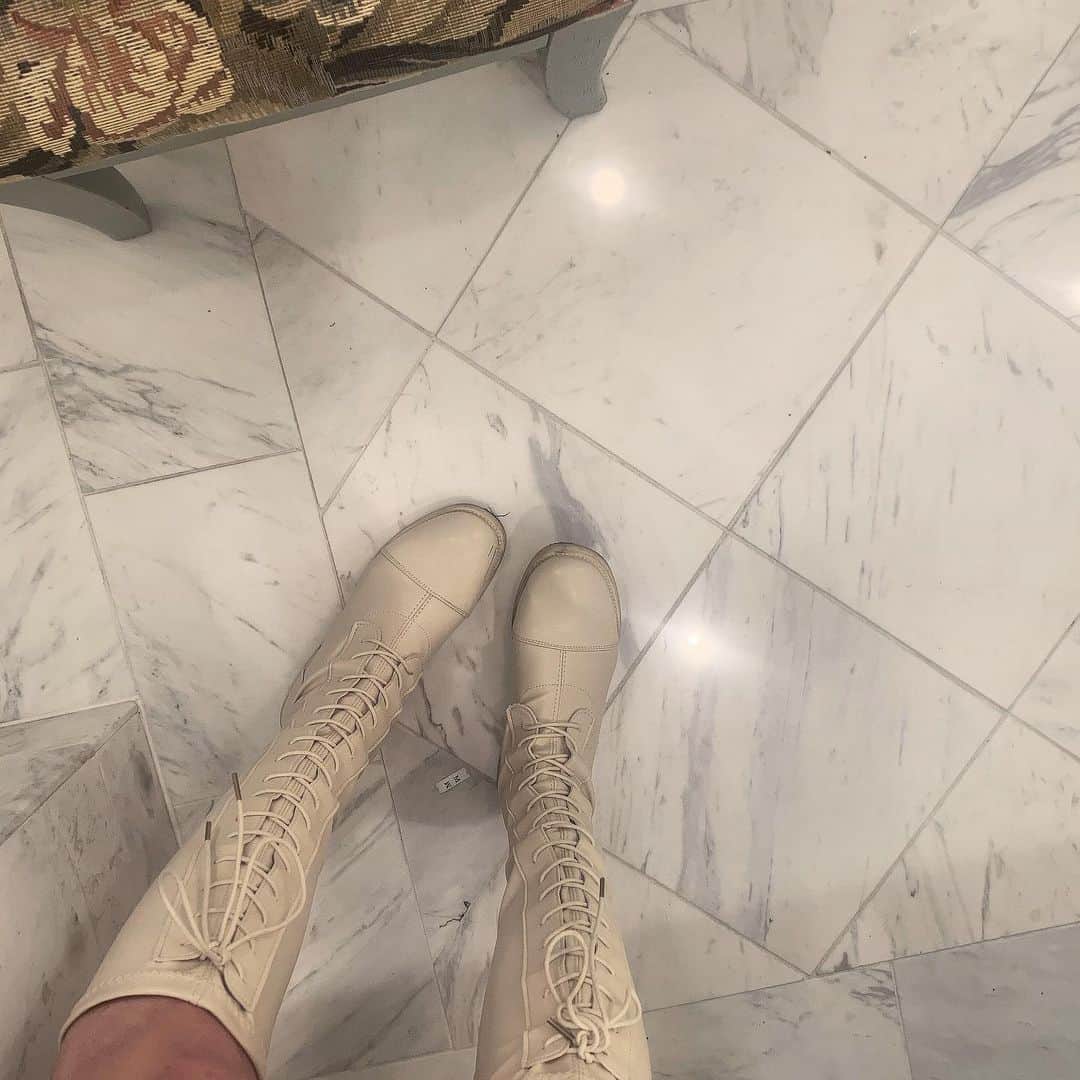 白川れなのインスタグラム：「かわいいおくつ👢💓﻿ ﻿ ﻿ ﻿ @holidayandholiday_official  ﻿ ﻿ ﻿ ﻿ ﻿ ﻿ ﻿ ﻿ #ピンクカラー #ピンクベージュ#pink #hairstyle #haircolor # #daily #daily_photo_jpn #socialdistancing #makeup #美容学生 #メイク #lilac #バンド#portrait #좋아요 #소통 #팔로우 #팔로미 #오오티디 #데일리룩 #패션 #뷰티스타그램 #메이크업 #셀카 #赞 #粉我 #我的最愛 #韓国ヘア」