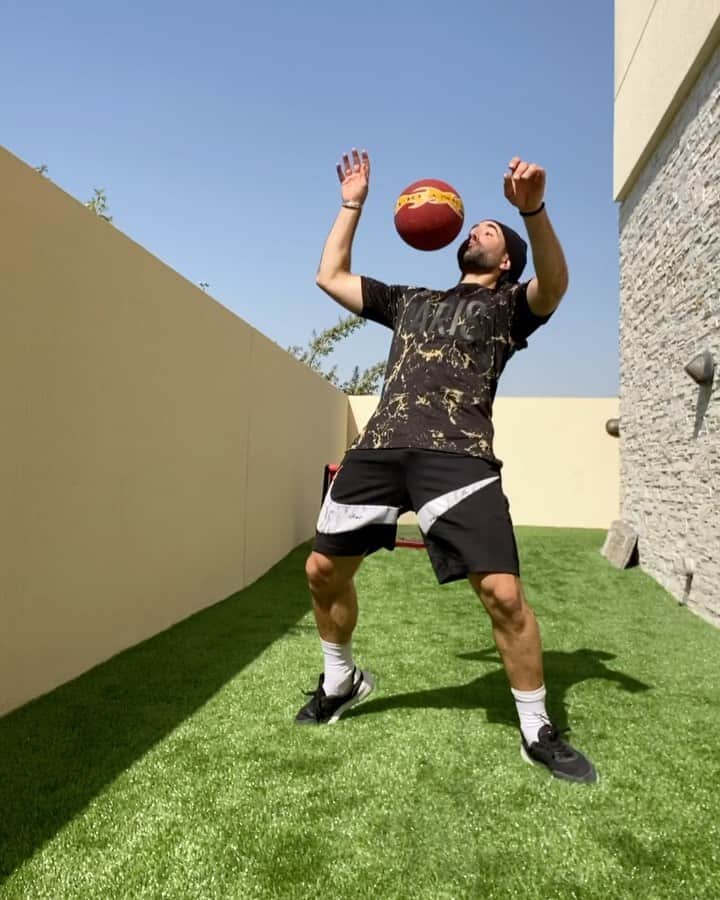 ショーン・ガルニエのインスタグラム：「Did I get it ?! ✅ I recreated @falcao12oficial combo ! ⚽️ #SeanGarnier #Falcao #Urbanball #Urbanballer #Skills」
