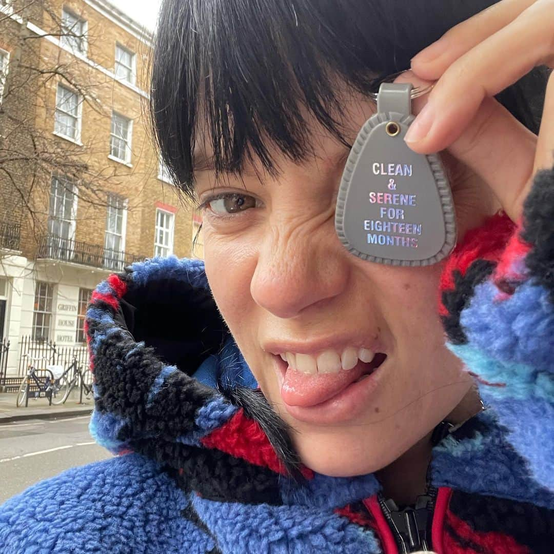 リリー・アレンさんのインスタグラム写真 - (リリー・アレンInstagram)「18 months clean and sober today. Would recommend!」1月27日 19時31分 - lilyallen