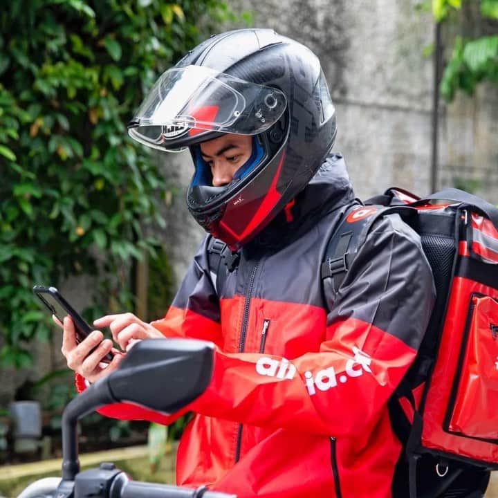 エアアジアのインスタグラム：「We have green and pink on the road but RED is here to change the game! #airasiaDelivers, always! 💪🏻🔴  Now even better with our extended UNLIMITED FREE DELIVERY!  Order your SHOP, FRESH, & FOOD purchases now on airasia, The Asean Super App or at airasia.com (link in our bio). T&Cs apply*. __________ *Promo is applicable in Klang Valley only. Launching in more cities soon. Stay tuned. For Food: Unlimited Free Deliveries for ALL across Food (up to 15km); Fresh: Use STAYHOME promo code and min. RM30 spend, no distance limitation; and for Shop: min. RM30 spend, no distance limitation.」