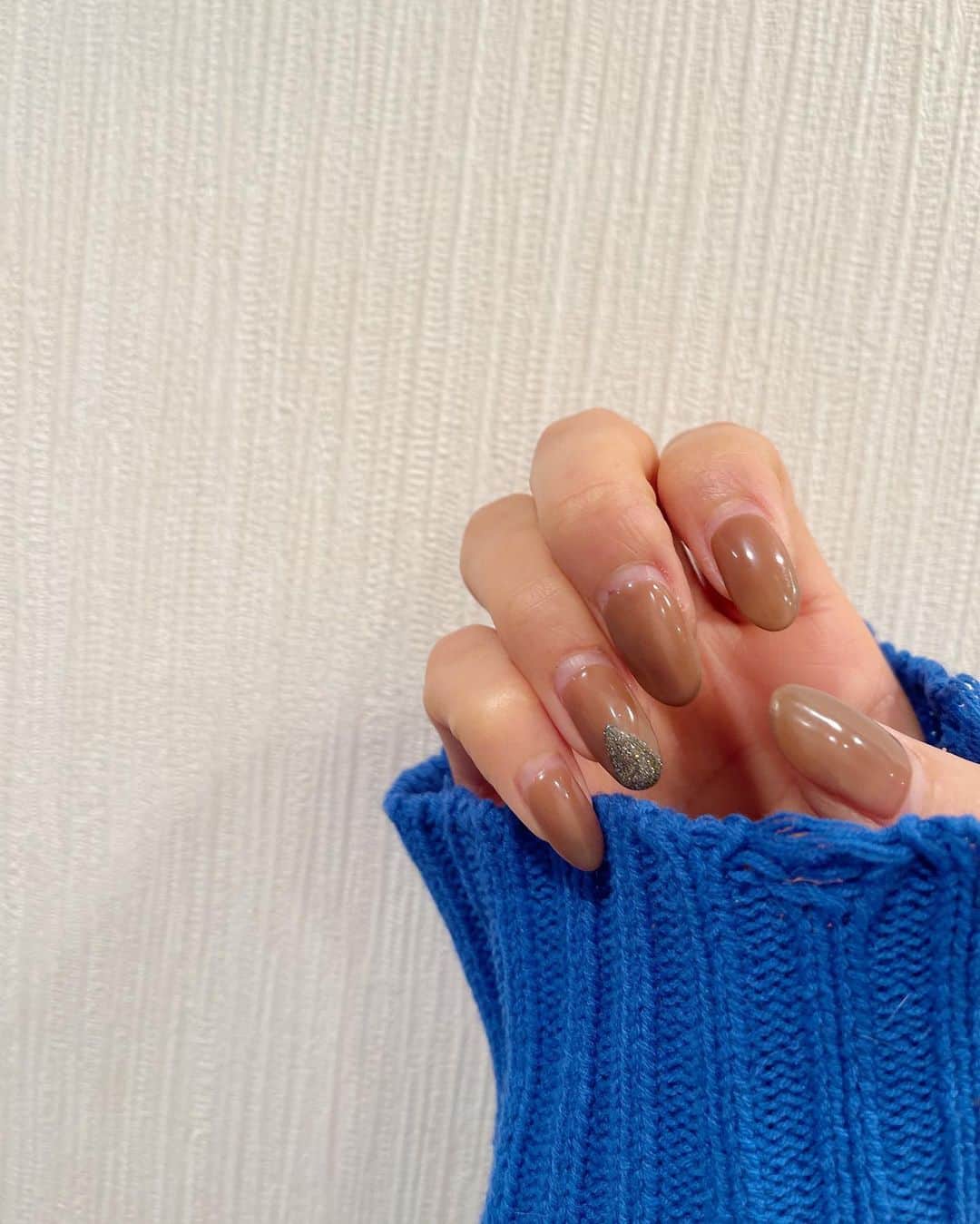 栗原恵さんのインスタグラム写真 - (栗原恵Instagram)「🌰 インスタライブの「ネイル見せて」ってコメントで 載せていなかったことを思い出しました💭  (伸びちゃってますが…🙄)  ワンカラーに右手の薬指だけ キラキラつけてもらってます🦧♡  #ハンドネイル」1月27日 19時22分 - megumi_kurihara_official