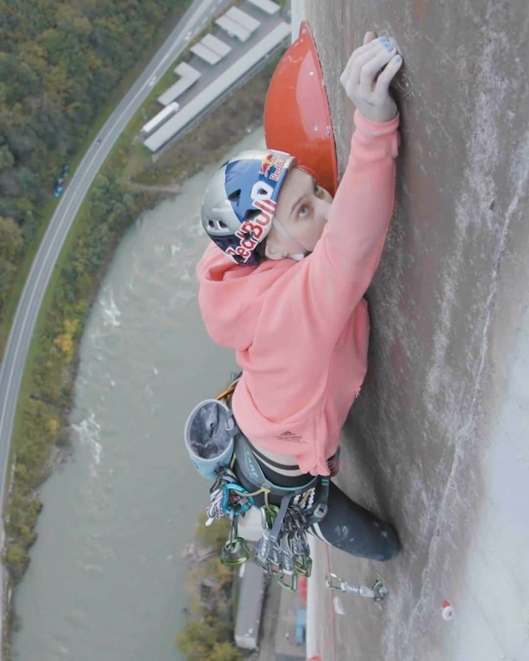 レッドブルのインスタグラム：「we'd be lying if we said this hasn't got us feeling some sort of way 😳😰  two of the world’s leading climbers, @janja_garnbret and @domen_skofic, came together to tackle the tallest chimney in Europe in their native Slovenia 🙌  ~hit the link in bio to find out more about the chimney's history~ #redbull #givesyouwiiings #climb #climbing #360holds #360ascent」