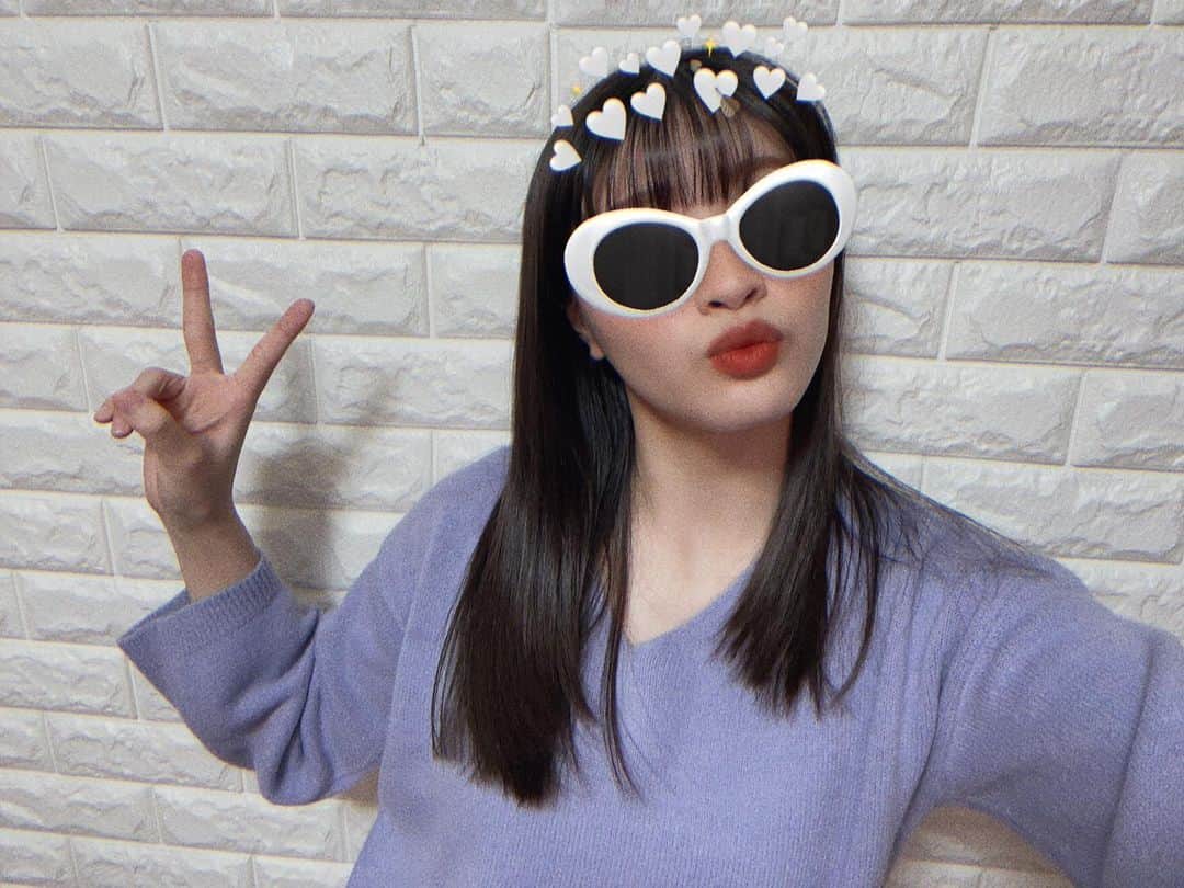 若林真帆のインスタグラム：「最近気づいた事があって﻿ 紫色の持ち物が多いなと…🤔﻿ 洋服もたくさんなんだけど﻿ その他にもスクバに付けてるキーホルダーだったり、﻿ マフラー、自転車などなど﻿ 数えてみたらいっぱいだった。。。！」