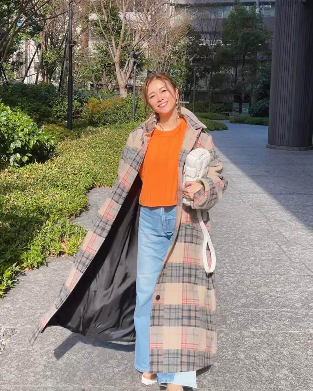 平井喜美のインスタグラム：「🧡🍊🥕  春がきたのかとおもった♡  #ootd outer #walkofshame  knit @basement_online  denim @grace_continental.div  shoes @stellamccartney #stellamccartney  bag @newbottega #bottegaveneta」