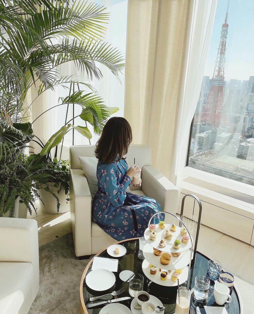 石黒美帆のインスタグラム：「*﻿ 📍 𝐓𝐇𝐄 𝐓𝐎𝐊𝐘𝐎 𝐄𝐃𝐈𝐓𝐈𝐎𝐍, 𝐓𝐎𝐑𝐀𝐍𝐎𝐌𝐎𝐍﻿ ﻿ ﻿ 香りも音楽も﻿ 何もかもが本当に好みの空間でした。﻿ ﻿ 銀座にも隈研吾さんの設計でオープンするそう☺️ 楽しみ。﻿ ﻿ ﻿ ﻿ #theeditionhotel#thetokyoeditiontoranomon#at#afternoontea#teatime#tokyotower#東京エディション虎ノ門#エディション虎ノ門#アフタヌーンティー#東京タワー#東京レストラン#カフェ部#カフェ巡り#東京カフェ#カフェめぐり#虎ノ門#隈研吾」