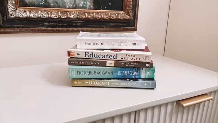 ジュリア バレットのインスタグラム：「This year I decided to go back to reading, with the help of my sister @claudia who is an ultimate bookworm 📚 I’ve asked her to join me for a vlog where she shares her Top 5 Must Read Books This 2021. Tonight at 8PM! Link in bio ❤️   Let me know which books to add on my list!」