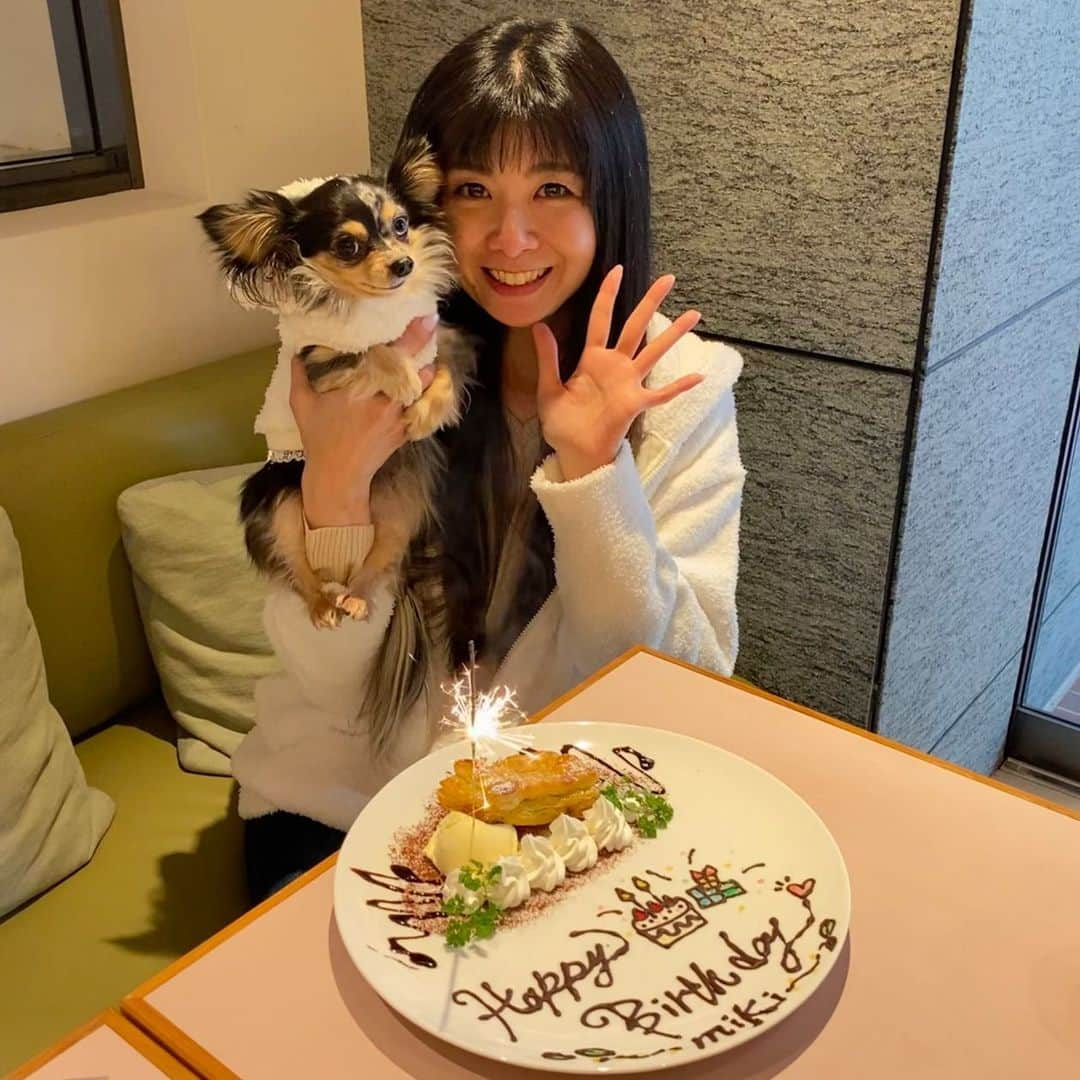 外村美姫さんのインスタグラム写真 - (外村美姫Instagram)「‪❤️HAPPY BIRTHDAY TO ME❤️❤️プロフィールからブログに飛べます❤️ ‬.☕️. ‪ #外村美姫 #しまむらコーデ #プチプラコーデ #今日のコーデ #しまむら #しまパト #しまむら購入品 #ティファニーと朝食を #チワックスティファニー #バースデープレート #誕生日ケーキ #インプレストカフェ  #水瓶座 #誕生日 #happybirthday #1月27日生まれ #オッドアイ #Tiffany #チワックス倶楽部 #チワックス部 #Chihuachshund #いぬすたぐらむ #ミックス犬 #ワンコなしでは生きて行けません会 #dogstagram #instadogs  #IMPRESTCAFE #aneacafe #hatchobori #店内犬ok」1月27日 19時27分 - mikitonomura