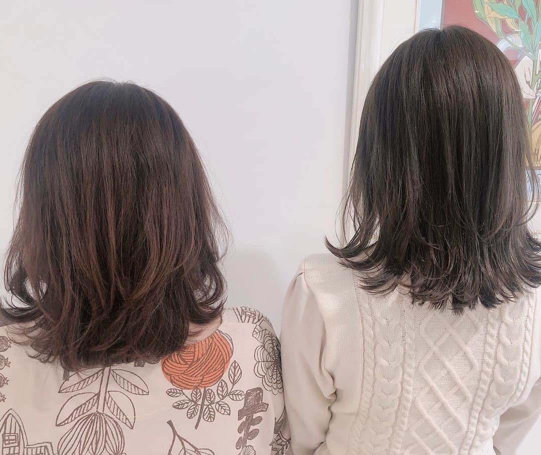 松村芽久未のインスタグラム：「﻿ ﻿ ﻿ 親子で #air_AOYAMA へ✂️❤️﻿ ﻿ ﻿ めぐママがお誕生日前だったので、﻿ 変わらず元気に綺麗でいてもらいたくて﻿ 信頼してる(@i_am_iwai )さんに親子で綺麗に﻿ メンテナンスしてもらいました◡̈♥︎﻿ ﻿ ﻿ めぐママかなり大満足で喜んでで﻿ 幸せな気持ちになってもらえて娘幸せです♡﻿ 岩井さんも本当にありがとうございました！﻿ ﻿ ﻿ 岩井さんがairでこれからバトルみたいなのが﻿ あるらしくて、いつもお世話になってるので﻿ 私も全力で出来る限りの応援したいです📣📣﻿ ﻿ ﻿ #hair #collar #haircollar #air #美容院 #表参道」