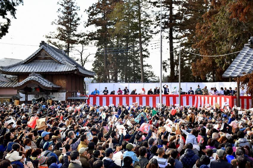 さいたまつりさんのインスタグラム写真 - (さいたまつりInstagram)「【🏮埼玉の祭りハイライト🏮 〜「鬼鎮神社の節分祭」〜】 嵐山町で行われる「鬼鎮神社の節分祭」は、鬼が参拝者の悪魔を追い払うという珍しいお祭りで、日本で唯一の鬼の祭りとも言われています👹 　　 会場の鬼鎮神社は全国でも珍しい「鬼」を祀った神社で、合格を祈願する受験生やスポーツなどで良い成績を収めたいという方々が訪れます。 　　 ここでは、「福は内、鬼は内、悪魔外」と全国でも珍しい掛け声を言うのが特徴です！ 　　 === 　　 1枚目の写真は、会場の鬼鎮神社と赤鬼・青鬼の様子。白装束で金棒を手にした鬼が参道を歩き、社殿に入っていきます⛩ 　 2枚目は鬼を描いた珍しい絵馬。 　　 3枚目、4枚目は特設舞台の様子。神社総代と一緒に、福豆やミカン、団子、お菓子を舞台から大量に撒きます。 　　 ===  勝利の神様である鬼に悪魔を追い払ってもらいましょう！ 　  ＊＊＊ 　 2021年の「鬼鎮神社の節分祭」は、新型コロナウイルス感染拡大防止のため豆まきは行わず、神事のみ実施となります。 公式サイト　http://www.town.ranzan.saitama.jp/0000003382.html さいたまつりページ　https://www.saitamatsuri.jp/matsuri/kidin-setsubun/ #鬼鎮神社の節分祭 #さいたまつり #埼玉 #saitama #saitamatsuri #japan #祭 #matsuri #festival」1月27日 19時39分 - saitamatsuri