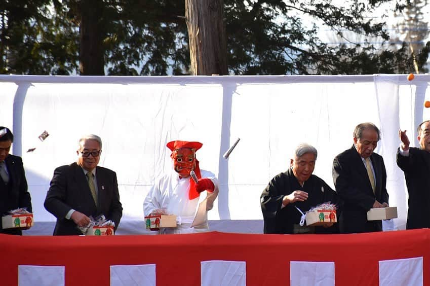 さいたまつりさんのインスタグラム写真 - (さいたまつりInstagram)「【🏮埼玉の祭りハイライト🏮 〜「鬼鎮神社の節分祭」〜】 嵐山町で行われる「鬼鎮神社の節分祭」は、鬼が参拝者の悪魔を追い払うという珍しいお祭りで、日本で唯一の鬼の祭りとも言われています👹 　　 会場の鬼鎮神社は全国でも珍しい「鬼」を祀った神社で、合格を祈願する受験生やスポーツなどで良い成績を収めたいという方々が訪れます。 　　 ここでは、「福は内、鬼は内、悪魔外」と全国でも珍しい掛け声を言うのが特徴です！ 　　 === 　　 1枚目の写真は、会場の鬼鎮神社と赤鬼・青鬼の様子。白装束で金棒を手にした鬼が参道を歩き、社殿に入っていきます⛩ 　 2枚目は鬼を描いた珍しい絵馬。 　　 3枚目、4枚目は特設舞台の様子。神社総代と一緒に、福豆やミカン、団子、お菓子を舞台から大量に撒きます。 　　 ===  勝利の神様である鬼に悪魔を追い払ってもらいましょう！ 　  ＊＊＊ 　 2021年の「鬼鎮神社の節分祭」は、新型コロナウイルス感染拡大防止のため豆まきは行わず、神事のみ実施となります。 公式サイト　http://www.town.ranzan.saitama.jp/0000003382.html さいたまつりページ　https://www.saitamatsuri.jp/matsuri/kidin-setsubun/ #鬼鎮神社の節分祭 #さいたまつり #埼玉 #saitama #saitamatsuri #japan #祭 #matsuri #festival」1月27日 19時39分 - saitamatsuri