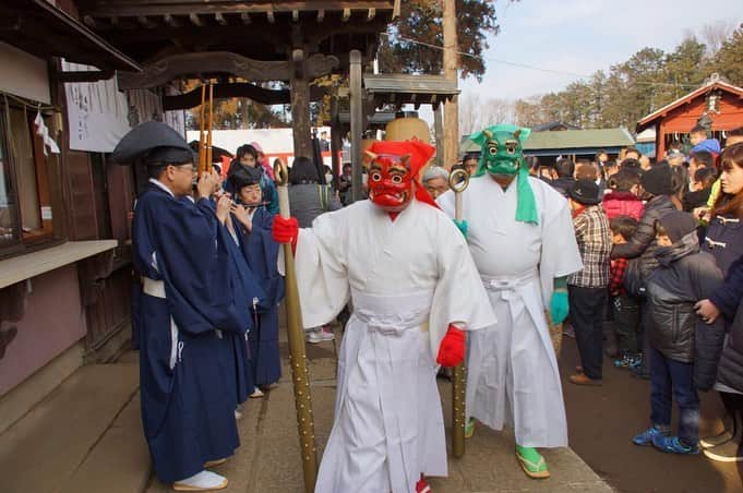 さいたまつりのインスタグラム：「【🏮埼玉の祭りハイライト🏮 〜「鬼鎮神社の節分祭」〜】 嵐山町で行われる「鬼鎮神社の節分祭」は、鬼が参拝者の悪魔を追い払うという珍しいお祭りで、日本で唯一の鬼の祭りとも言われています👹 　　 会場の鬼鎮神社は全国でも珍しい「鬼」を祀った神社で、合格を祈願する受験生やスポーツなどで良い成績を収めたいという方々が訪れます。 　　 ここでは、「福は内、鬼は内、悪魔外」と全国でも珍しい掛け声を言うのが特徴です！ 　　 === 　　 1枚目の写真は、会場の鬼鎮神社と赤鬼・青鬼の様子。白装束で金棒を手にした鬼が参道を歩き、社殿に入っていきます⛩ 　 2枚目は鬼を描いた珍しい絵馬。 　　 3枚目、4枚目は特設舞台の様子。神社総代と一緒に、福豆やミカン、団子、お菓子を舞台から大量に撒きます。 　　 ===  勝利の神様である鬼に悪魔を追い払ってもらいましょう！ 　  ＊＊＊ 　 2021年の「鬼鎮神社の節分祭」は、新型コロナウイルス感染拡大防止のため豆まきは行わず、神事のみ実施となります。 公式サイト　http://www.town.ranzan.saitama.jp/0000003382.html さいたまつりページ　https://www.saitamatsuri.jp/matsuri/kidin-setsubun/ #鬼鎮神社の節分祭 #さいたまつり #埼玉 #saitama #saitamatsuri #japan #祭 #matsuri #festival」