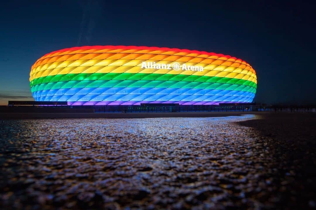 バイエルン・ミュンヘンさんのインスタグラム写真 - (バイエルン・ミュンヘンInstagram)「Mia san bunt! 🏳‍🌈 On the occasion of 'Remembrance Day in German Football', #FCBayern wants to promote greater tolerance in our society with the first team, the reserves, the women's team and the basketball team this weekend and, as a whole, set an example against discrimination once again.  The day of remembrance in German football is based on the International Holocaust Remembrance Day on 27 January. In 2021, the focus of the '!NieWieder' ('never again') campaign will be on same-sex relationships. During their tyranny, the National Socialists took action against anyone who did not fit into their world view. Millions of people were persecuted, tortured and murdered, including countless homosexuals stigmatised as abnormal. FC Bayern and the Bundesliga say loudly and clearly: Never again! #NieWieder #WeRemember」1月27日 19時33分 - fcbayern