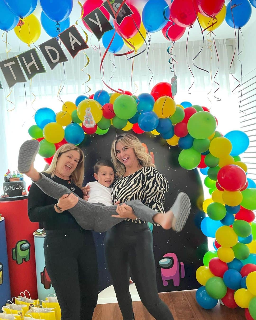ジェシカ・スターリングのインスタグラム：「Gracias abuelas por todo su Amor❤️ por ser tan consentidoras y alcahuetas... Las amamos!!」