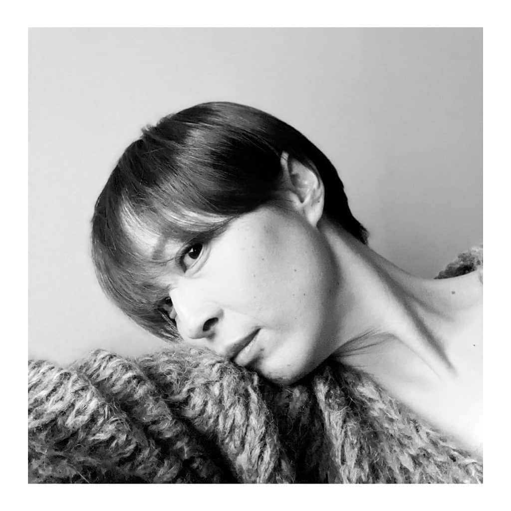 下村真由美のインスタグラム：「3年？ぶりに💇‍♀️  だいぶ男前に撮れました😎 ここからどこまで短くなるのか...  #おかえり#ショートヘア #iPhoneすごい#加工#ありがとう#笑笑」