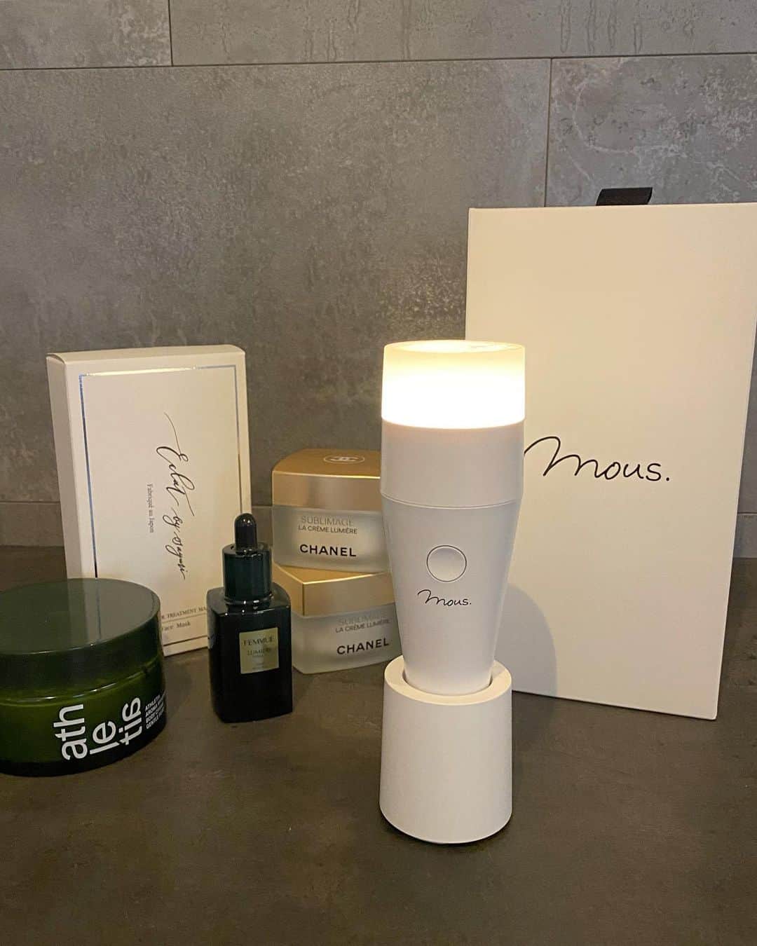 のインスタグラム：「どの美顔器が良いか悩み続けてやっと見つけた @official_mous   バーニーズニューヨークで取り扱ってて デザインもシンプルで洒落てる。 良い感じの間接照明になるのも👌  毎秒100万回の超音波で毛穴の汚れもパックの浸透もいつもより効果がある気がしてます♡  防水だからお風呂でクレンジングしながらくるくる、、 パックしながらくるくる、、 プルミナスで優しく肌を撫でるだけ🙌  1月27日〜30日まで使える5000円OFFクーポンをいただいたので良かったら使ってください☺︎  クーポンコード【akiim】  ストーリーズからも飛べます😊  #美顔器#おうちエステ#毛穴#リフトアップ#美肌#mous#プルミナス#PLUMINUS#おこもり美容」