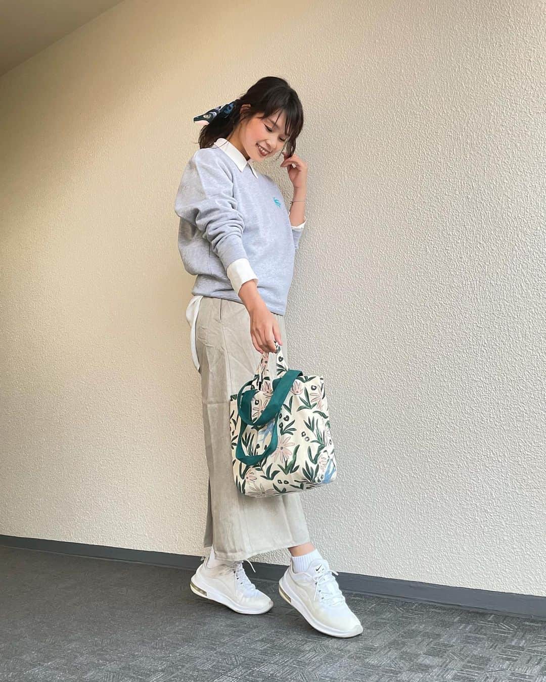 三佐和あやのインスタグラム：「今日めっちゃ暖かかったね！！☀️ 白シャツとスウェット重ね着で充分だった！また金曜から寒くなるらしい🥲🌿  サンキストのスウェットはね、 ユニセックスで3サイズあるから 着回しきいていいよ！ @sun__kissed__official   また娘にとられそう😀⤴︎⤴︎😂⤵︎⤵︎  #今日のコーデ #きょこ #カジュアルコーデ #カジュアルファッション #カジュアル#スウェットコーデ #スウェット #アラサーコーデ #ママコーデ #ロカリ #ルーファ #gu_for_all #ザラジョコーデ  #Sunkissed #サーフカジュアル #サーフ系コーデ #サーフコーデ #サーフスタイル #スエット #スエットコーデ #pr」