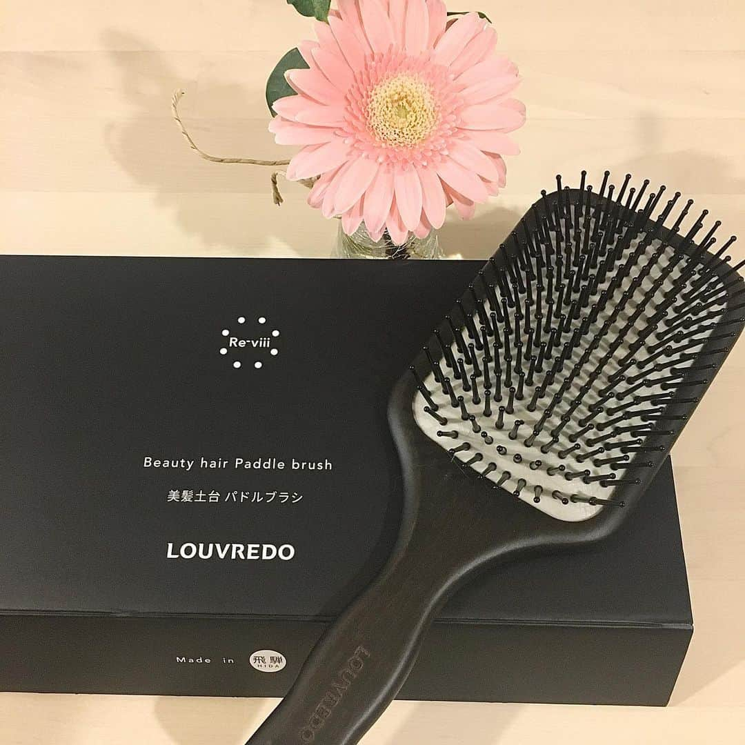 美髪クリニックさんのインスタグラム写真 - (美髪クリニックInstagram)「オススメのヘアブラシ 💁🏻‍♀️✨ 『LOUVREDOのパドルブラシ』 #ヘアブラシ #パドルブラシ . ボディはmade in飛騨の天然木(ブナの木)で出来ているので暖かみがあります☺️🍀 #飛騨 #ブナの木 . クッション性も良くマッサージ効果が高い👍 #マッサージ効果 . 育成光線とマイナス電子が髪に艶を与える🥰 #艶髪 #育成光線　#マイナス電子 . 美髪クリニックでお試し頂けます🙌  ☻ ☻ TEL 0662514141 大阪府大阪市中央区西心斎橋1-9-13 AH御堂清水町ビル5階 (完全予約制) . . #美髪 #美髪クリニック #髪質改善 #艶髪 #トリートメント #大阪 #心斎橋 #難波 #ケアリスト #ヘアケア #ヘアエステ #エステ #ヘッドスパ #オーガニック #オーガニックコスメ #カウンセリング #ツヤ #つや」1月27日 19時38分 - bigamiclinic