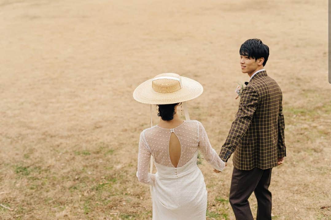 Cli'O mariageクリオマリアージュさんのインスタグラム写真 - (Cli'O mariageクリオマリアージュInstagram)「美しきスタジオ撮影の後は外ロケへ🌿 . ドレス、和装、そしてスタジオと外ロケと組み合わせも豊富なんですよ🕊️ ファーもお貸しだし可能です🥀 . 地球を感じる【海フォト】【河岸フォト】 箱根リトリートでの【宿泊フォト】 お気軽にLINEでも御問い合わせ可能です🥀 二人の思い出のワンシーンのお手伝い、いつか観た映画のワンシーンの様なフォトウエディング🕊️ 箱根リトリートでの【家族婚】も可能になりました✨ . 投稿ドレス #annakara #otaduy 投稿タキシード #BANDOFOUTSIDERS @canal_cord3 @cinq_cord3  . ★リアルなクリオマリアージュブライズをご紹介しております⏬  @cliomariage_brides ★パーティーや花嫁アクセサリーのご購入検討中の方はこちらをご覧ください⏬ @cliomariage.shop . The request of photo wedding is also possible. Please make an appointment. ↓↓↓ ☏+81-3-3770-9722 ✉info@cliomariage.com 1-16-16-5F Dogenzaka,Sibuya,Tokyo #cliomariage #photowedding #クリオマリアージュ #フォトウエディング #ウエディングフォト #ウエディングドレス #ドレス試着 #結婚準備 #ドレス探し  #海外挙式 #前撮り #後撮り #annakara #レストランウエディング #プレ花嫁 #卒花嫁  #高身長花嫁 #家族婚  #2021夏婚　#2021春婚 #ナチュラルウエディング #ウェディングドレス試着 #カラードレス試着 #ドレス迷子  #家族挙式 #スレンダードレス #weddingdress #お色直しドレス」1月27日 19時38分 - cliomariage