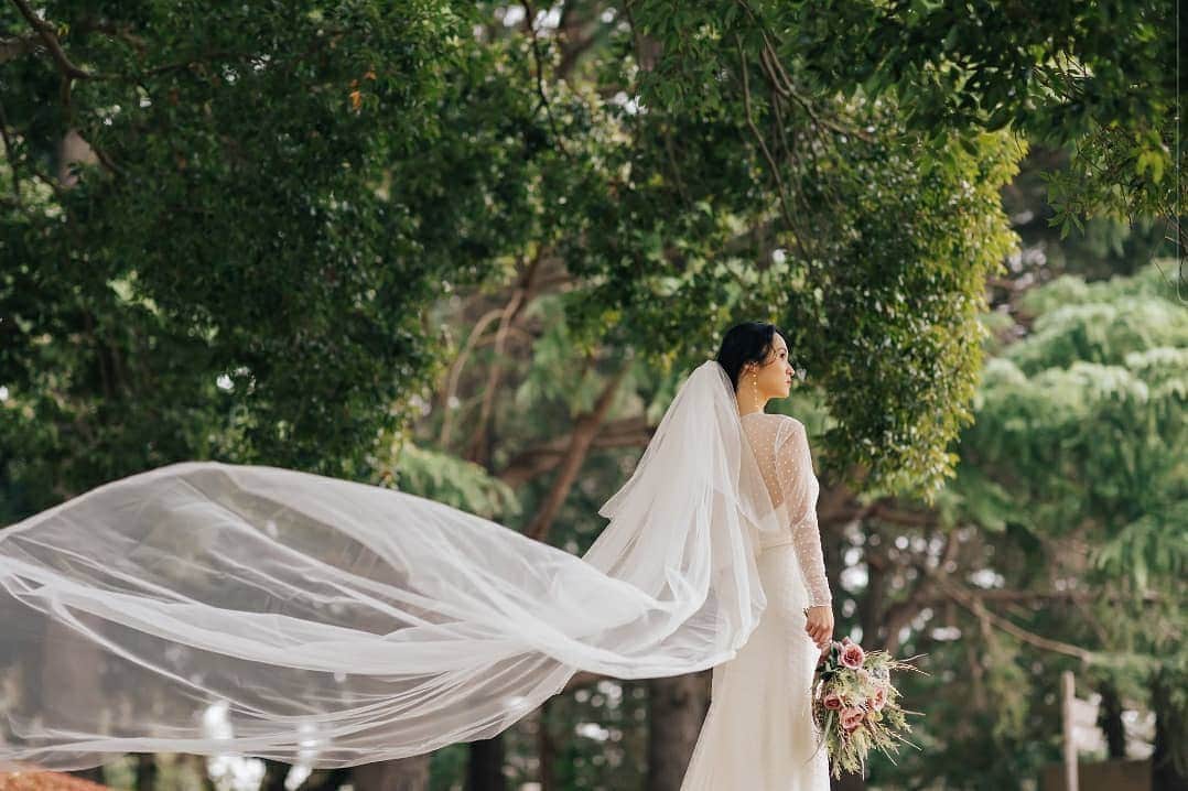 Cli'O mariageクリオマリアージュさんのインスタグラム写真 - (Cli'O mariageクリオマリアージュInstagram)「美しきスタジオ撮影の後は外ロケへ🌿 . ドレス、和装、そしてスタジオと外ロケと組み合わせも豊富なんですよ🕊️ ファーもお貸しだし可能です🥀 . 地球を感じる【海フォト】【河岸フォト】 箱根リトリートでの【宿泊フォト】 お気軽にLINEでも御問い合わせ可能です🥀 二人の思い出のワンシーンのお手伝い、いつか観た映画のワンシーンの様なフォトウエディング🕊️ 箱根リトリートでの【家族婚】も可能になりました✨ . 投稿ドレス #annakara #otaduy 投稿タキシード #BANDOFOUTSIDERS @canal_cord3 @cinq_cord3  . ★リアルなクリオマリアージュブライズをご紹介しております⏬  @cliomariage_brides ★パーティーや花嫁アクセサリーのご購入検討中の方はこちらをご覧ください⏬ @cliomariage.shop . The request of photo wedding is also possible. Please make an appointment. ↓↓↓ ☏+81-3-3770-9722 ✉info@cliomariage.com 1-16-16-5F Dogenzaka,Sibuya,Tokyo #cliomariage #photowedding #クリオマリアージュ #フォトウエディング #ウエディングフォト #ウエディングドレス #ドレス試着 #結婚準備 #ドレス探し  #海外挙式 #前撮り #後撮り #annakara #レストランウエディング #プレ花嫁 #卒花嫁  #高身長花嫁 #家族婚  #2021夏婚　#2021春婚 #ナチュラルウエディング #ウェディングドレス試着 #カラードレス試着 #ドレス迷子  #家族挙式 #スレンダードレス #weddingdress #お色直しドレス」1月27日 19時38分 - cliomariage
