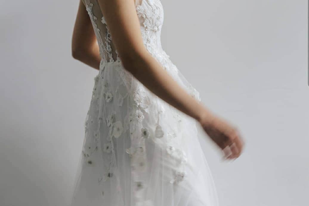 Cli'O mariageクリオマリアージュさんのインスタグラム写真 - (Cli'O mariageクリオマリアージュInstagram)「美しきスタジオ撮影の後は外ロケへ🌿 . ドレス、和装、そしてスタジオと外ロケと組み合わせも豊富なんですよ🕊️ ファーもお貸しだし可能です🥀 . 地球を感じる【海フォト】【河岸フォト】 箱根リトリートでの【宿泊フォト】 お気軽にLINEでも御問い合わせ可能です🥀 二人の思い出のワンシーンのお手伝い、いつか観た映画のワンシーンの様なフォトウエディング🕊️ 箱根リトリートでの【家族婚】も可能になりました✨ . 投稿ドレス #annakara #otaduy 投稿タキシード #BANDOFOUTSIDERS @canal_cord3 @cinq_cord3  . ★リアルなクリオマリアージュブライズをご紹介しております⏬  @cliomariage_brides ★パーティーや花嫁アクセサリーのご購入検討中の方はこちらをご覧ください⏬ @cliomariage.shop . The request of photo wedding is also possible. Please make an appointment. ↓↓↓ ☏+81-3-3770-9722 ✉info@cliomariage.com 1-16-16-5F Dogenzaka,Sibuya,Tokyo #cliomariage #photowedding #クリオマリアージュ #フォトウエディング #ウエディングフォト #ウエディングドレス #ドレス試着 #結婚準備 #ドレス探し  #海外挙式 #前撮り #後撮り #annakara #レストランウエディング #プレ花嫁 #卒花嫁  #高身長花嫁 #家族婚  #2021夏婚　#2021春婚 #ナチュラルウエディング #ウェディングドレス試着 #カラードレス試着 #ドレス迷子  #家族挙式 #スレンダードレス #weddingdress #お色直しドレス」1月27日 19時38分 - cliomariage