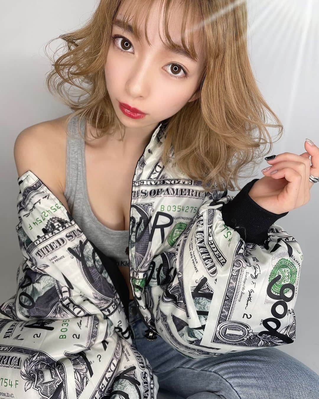 塩川裕美のインスタグラム：「. . こうゆう系もキブンあがる😗✌︎✨ . だいすけさんの着てたブルゾン借りて撮影したんだけど 衣装とめっちゃはまってて可愛い🥺❤️ . . . . #サロンモデル #サロモ #名古屋美容室 #名古屋 #ハイトーンボブ #ハイトーンベージュ #ミルクティーベージュ #ストリート系女子 #撮影モデル #福岡 #portrait #hairstyle #hairarrange #japanesegirl」