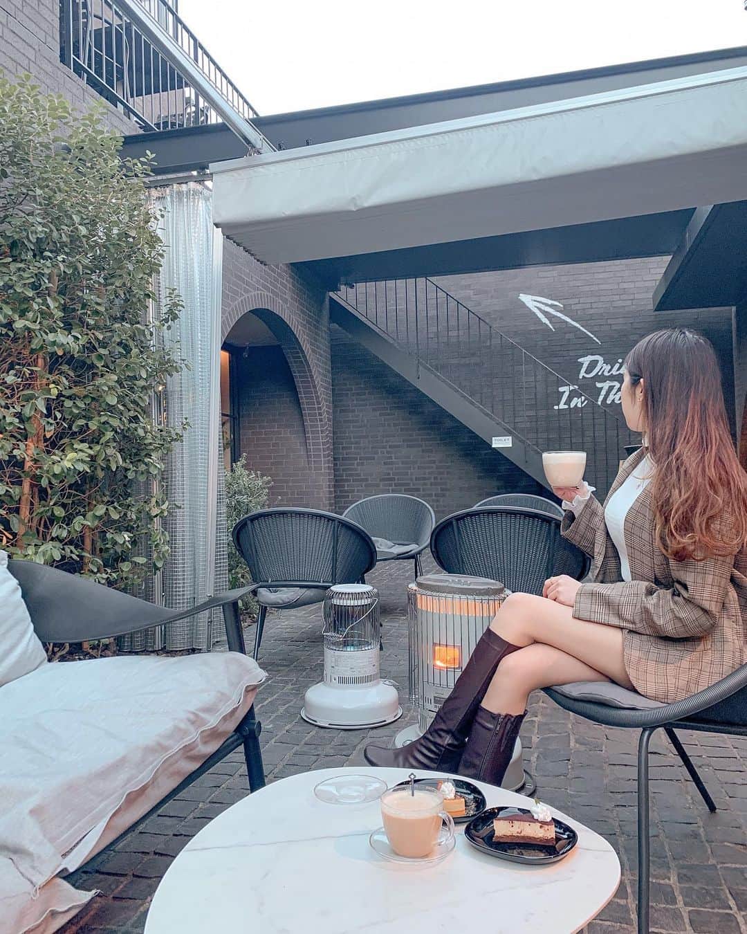 NakamuraYukiのインスタグラム：「﻿ 話題のお洒落韓国カフェCen🇰🇷☕️🍰﻿ ﻿ ホテルに隣接しているカフェで﻿ テラス席がお洒落すぎる♡﻿ ﻿ 室内席は少ないけど、﻿ テラスと屋上席が多めにあります。﻿ ブランケットやストーブも完備していますが、﻿ この時期はそれでも少し寒いから﻿ 日中の日差しのある時間帯がおすすめ✨﻿ ﻿ ホットドリンクとケーキ美味しかったです♪﻿ この日はミルクティーとほうじ茶ラテ﻿ ティラミスとクリームブリュレです🧀🧡﻿ ﻿ _________________________﻿ ﻿ 🇯🇵Japan,Shinokubo﻿ 📍 Cen cafe﻿  OPEN 11:00~ CLOSE 21:00(L.O 20:30) 定休日なし コロナで営業時間変更の可能性もあるのでご確認下さい。 🗓2020.12.17 __________________________﻿ ﻿ ﻿ #japantrip #カメラ女子 #女子カメラ  #国内旅行 #女子旅 #日本旅行#yukis_injapan#プチプラコーデ#gototravel #japantrip #japancafe #tokyocafe #韓国カフェ#新大久保カフェ#韓国風#新大久保グルメ #新大久保食べ歩き #新大久保スイーツ #韓国料理 #韓国グルメ#韓国スイーツ#東京カフェ#新宿カフェ#日本旅行#カフェ巡り」