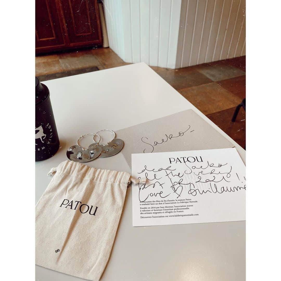 紗栄子さんのインスタグラム写真 - (紗栄子Instagram)「昨日つけていた私のピアスは、 @patou のギョームアンリからのギフト🌹  あんなに行っていたヨーロッパにも次はもういつ行けるのかわからない状況が続いていて、なんだか寂しく思っていたところに届いたパリの風🇫🇷❤︎  愛用していたピアスの色違いが届いただけでも嬉しいのに、直筆のお手紙まで入っていて心も温まる。  ファッションを通じて 世界を、 そして人との繋がりを感じられる。  そんなことがここ数日いっぱい起きています😌🤲🏻🌹」1月27日 19時45分 - saekoofficial
