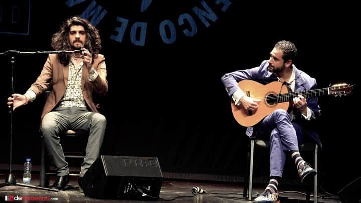 DeFlamenco.comのインスタグラム：「Ay si esta pena mucho nos durare!   Tiempos de seguiriya, @israelfernandezcantaor & @diegodelmorao en @flamencomad @teatroflamadrid   #deflamenco #flamenco #videosflamencos #seguiriya #canteflamenco   Y un poco por bulerías en nuestro canal de YouTube  https://youtu.be/VEKcmFzhWPE」