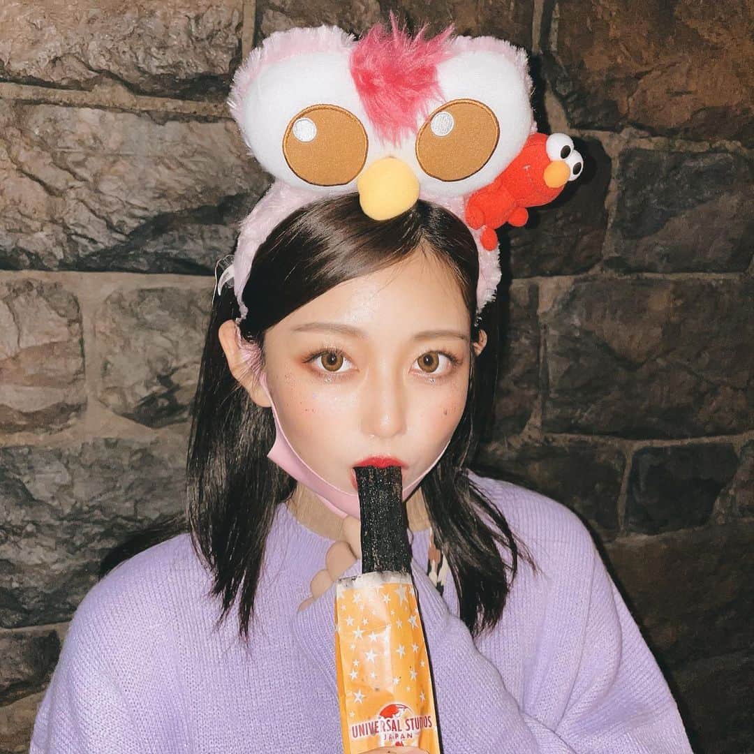 りーちゃんのインスタグラム：「色味変えようかなぁ、ちとかっこいい感じに❗️  ユニバ人生で初めて行った時の！  ずっと投稿しようと思ってできてなかった😂  楽しかったなあ🤎 どこに行くかじゃないよね、 誰と行くかだよねんっ🤎🤎  この1枚目の写真が1枚目にふさわしかったのか、解決しないまま投稿しました！  #最近茶色のハートにはまってるみたい #ウィズコロナユニバ　#ユニバカチューシャ　#もっぴー#チュトリス　#チュロス#どっちなのかな #大阪ユニバ#がめつい#keepyourdistance」