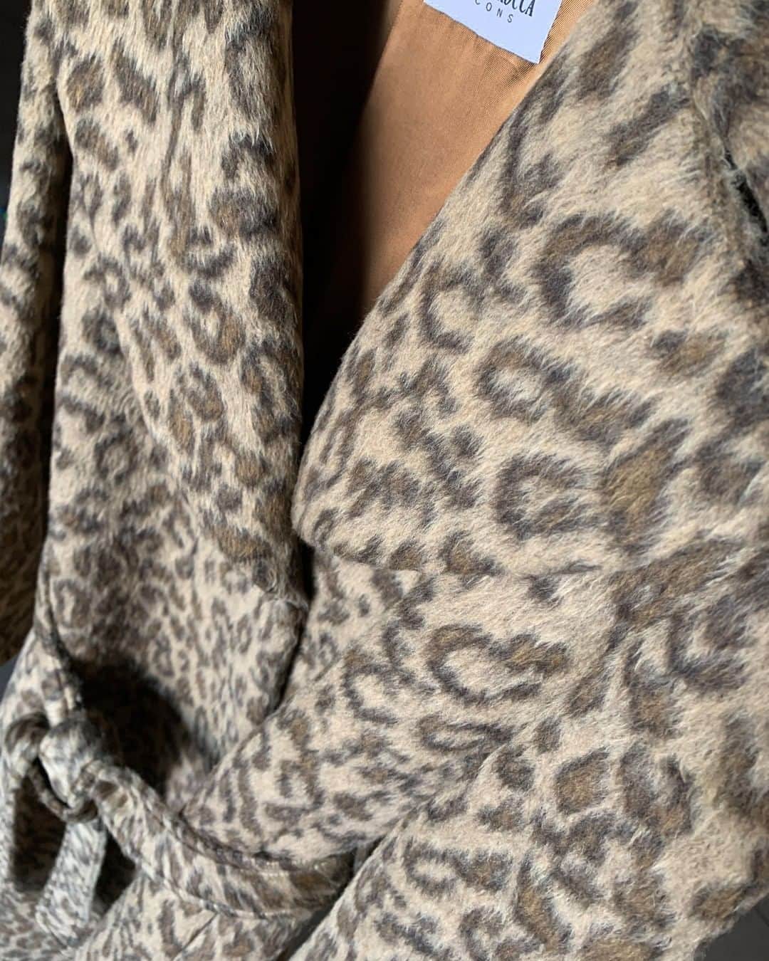 シンツィアロッカさんのインスタグラム写真 - (シンツィアロッカInstagram)「Our favorite textures and patterns from our #FW2020 Collection. Choose your style, still on sale at cinziarocca.com.」1月27日 19時52分 - cinziarocca