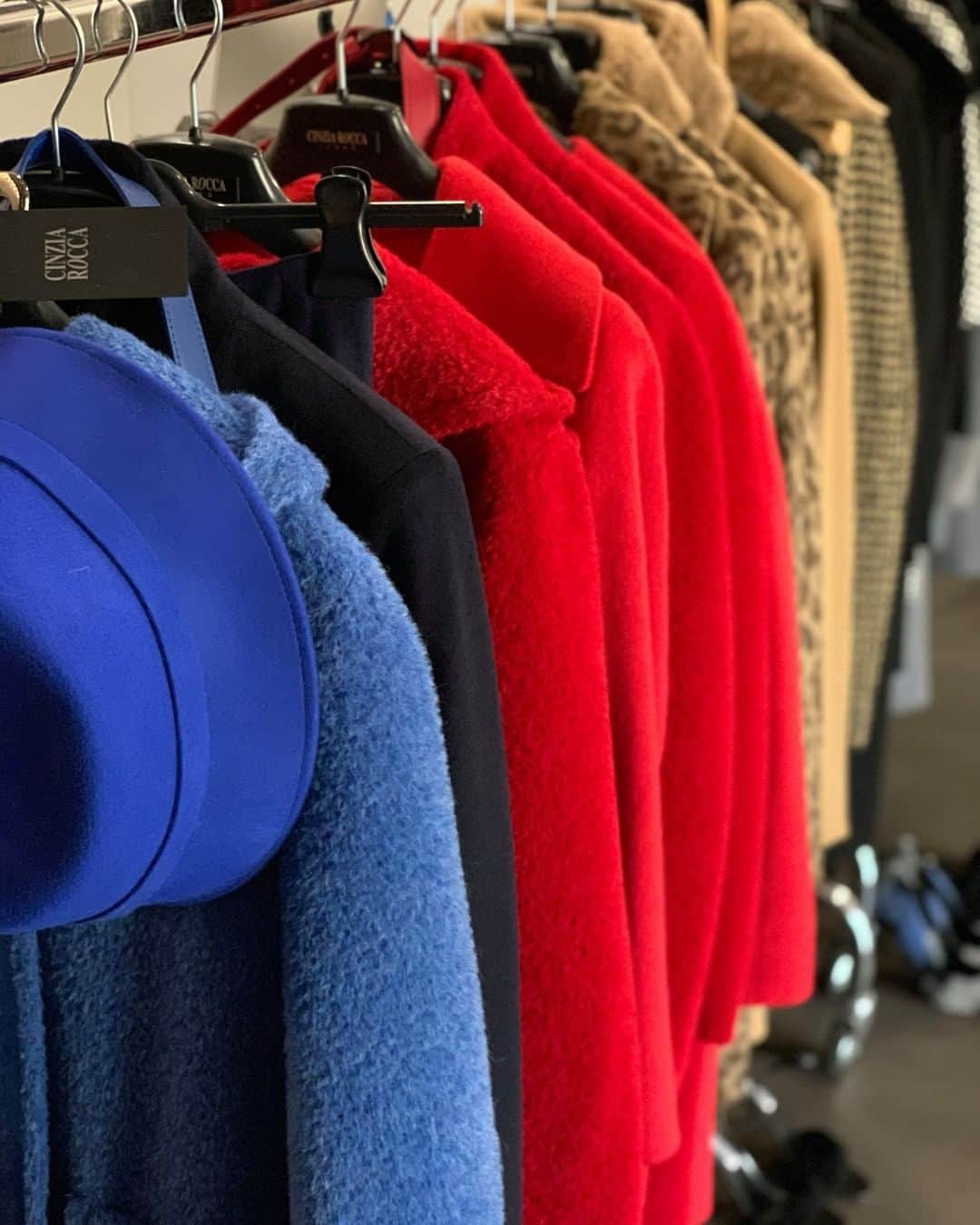 シンツィアロッカのインスタグラム：「Our favorite textures and patterns from our #FW2020 Collection. Choose your style, still on sale at cinziarocca.com.」