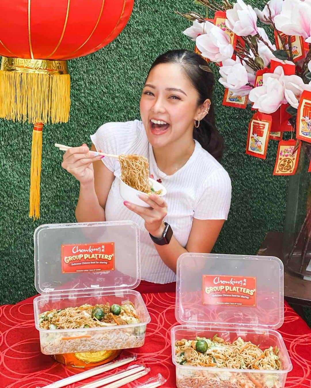 Kim Chiuさんのインスタグラム写真 - (Kim ChiuInstagram)「Craving for Pancit Canton today!!! ❤️ so I ordered from @chowkingph Grabe mas pinasarap na yung Chowking Pancit Canton with more toppings!! So good! Sobrang favorite ko ang noodles and this will be one of my top favorites!!!❤️💯✔️ #CravingSatisfied #happyTummy #happyMe  Try nyo na din for take out and delivery through Grab, LalaFood, FoodPanda, or through Chowking hotline #9-88-88 or ChowkingDelivery.com  SUPER SARAP!!!!!🤤🤤🤤💯❤️」1月27日 19時52分 - chinitaprincess