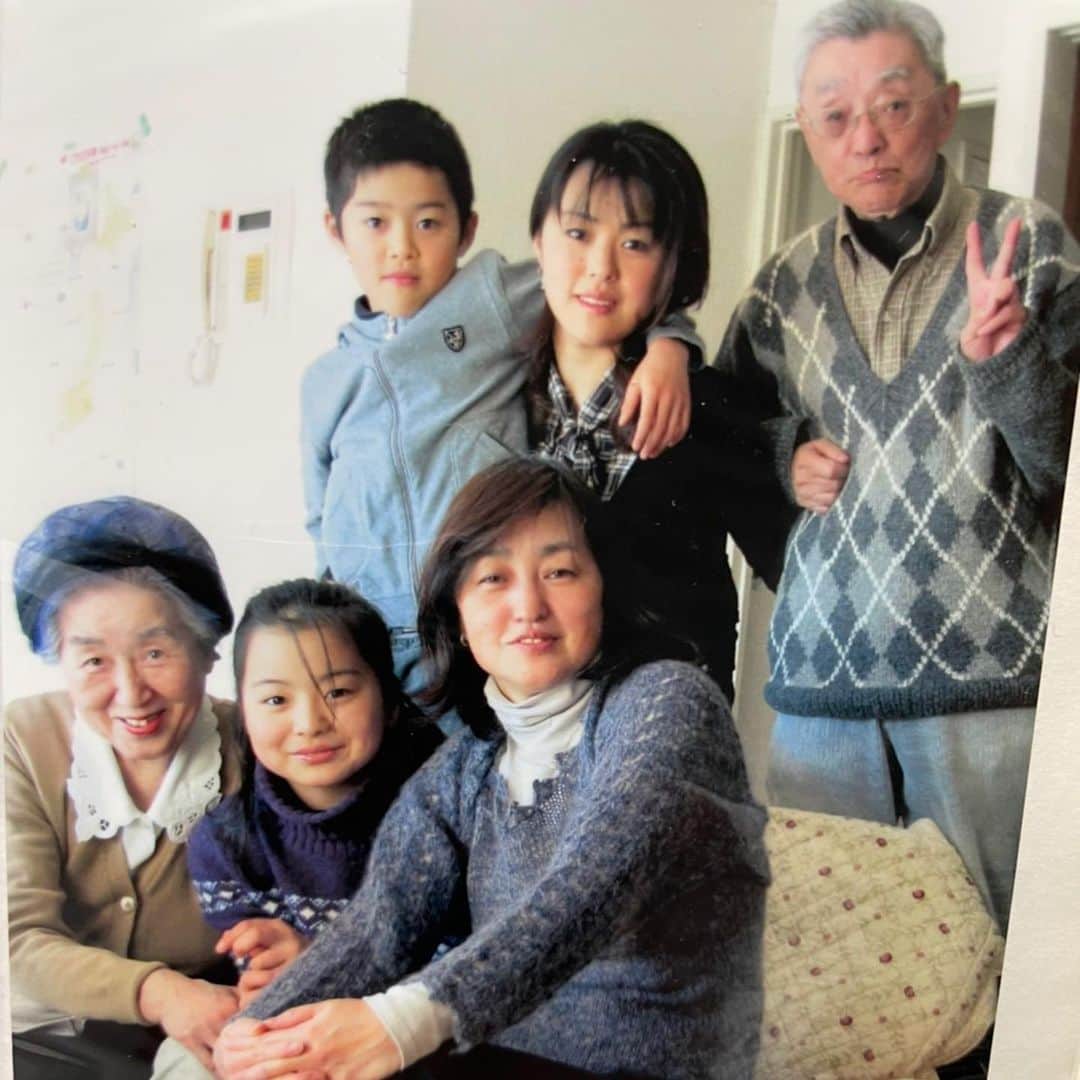 のインスタグラム：「ひいおばぁちゃんへ 明るくて元気なひぃおばぁちゃんが私は大好きでした。 会うのを控えて我慢してこの1年を過ごしました。  コロナで１年会えないまま おばあちゃんは眠ってしまったけれど その寝顔が微笑んでいるようで 会った瞬間に少しほっとしました。  遺品整理をしていたら、 私が送ったお手紙や、写真がたっくさん出てきて、その時その時の色んな想い出が溢れました。  おばあちゃんと過ごす時必ず繰り広げていた おばあちゃんのお洋服やアクセサリーのファッションショー いつも　可愛い、似合ってるって褒めてくれるのが嬉しくて とっても大好きな時間でした  自由に思うように動ける今じゃないけれど 生きている限り落ち込むことや辛いことがあっても、後悔のないように毎日を生きよう、と思いました。  もっともっと最近の写真も撮っておいたらよかったね。  #最後のお手紙」