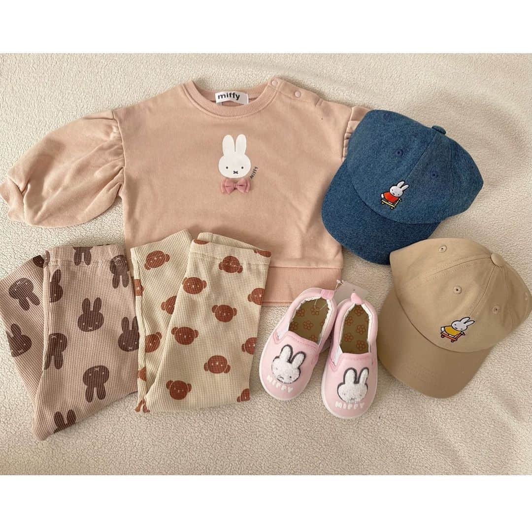 二宮璃子のインスタグラム：「しまむら×miffyコラボ今回も 可愛かった〜ꪔ̤̮♡♡ 子供の服がめちゃくちゃ可愛いから 毎回欲しくなる〜🥺💕 キャップも子供用出たから めちゃくちゃ嬉しかった！笑 子供用めっちゃ可愛い😍💕 また近々しまむら×ミッフィーコラボ出そうやない？？笑 ミッフィー愛が止まらん〜😘🤍 ミッフィー好きな人と繋がりたい🤍笑 写真撮るセンス毎回無くてごめんね🙇‍♀️笑 写真撮るの上手い人羨ましい😂🤍🤍 #ミッフィー　#ミッフィー購入品 #しまむら購入品 #しまむらパトロール #ミッフィーグッズ #ミッフィーコラボ #ミッフィー好きと繋がりたい」