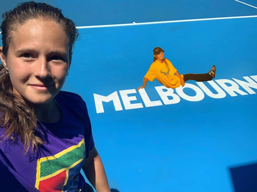 ダリア・カサトキナのインスタグラム：「Me and myself enjoying our time on court🤓 What is the age difference between those two?🤔 Греемся на солнышке )) И какая разница в возрасте между нами?🤨 #DD @australianopen #Melbourne #australianopen」