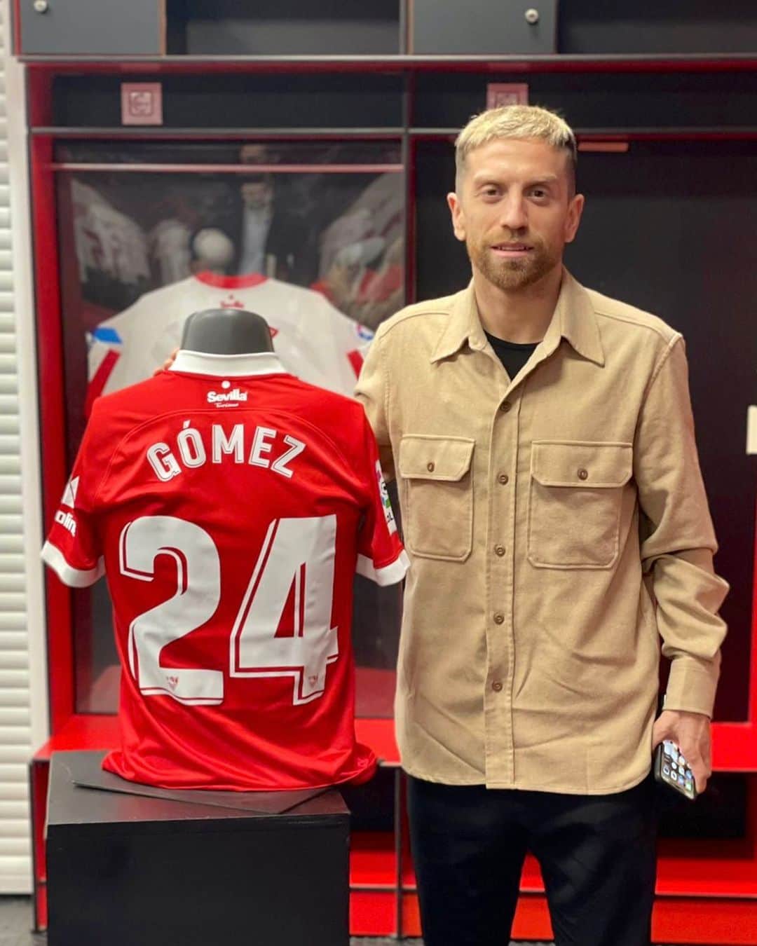 のインスタグラム：「Sappiamo bene com’è il calcio: delle volte ti da tanto, delle altre volte invece, come in questo caso, ti toglie qualcosa di speciale.  So bene cosa fossero Bergamo e l’Atalanta per te, so bene quanto ti sentissi a casa e so anche quanto fa male andare via così. Hai dato tanto alla città e alla squadra, ne hai scritto la storia portandola in Champions e questa favola meritava un finale diverso.  Giocare al calcio vuol dire essere sempre esposti a critiche e giudizi, spesso da parte di persone che parlano senza conoscere i fatti, ma va bene così, fa parte del mestiere. L’importante è che sappiano la verità le persone giuste, quelle che ti stanno accanto e che ti vogliono bene.  Hai pagato tu per tutta la situazione, però lascia tutto alle spalle e a testa alta continua il tuo cammino. Adesso sembra che il calcio ti abbia tolto tutto, ma ti ha appena regalato una nuova esperienza.  Sfruttala al massimo e fai vedere chi è il Papu.  E ricorda che per te ci sarò sempre @papugomez_official 🙏🏽  #papugomez #sevilla #sevillafc」