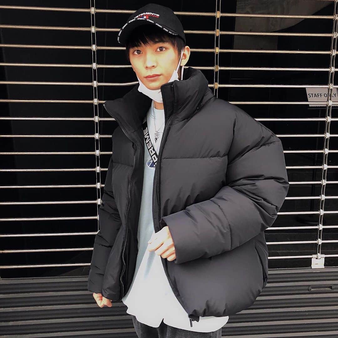 岡田隆之介のインスタグラム：「新しいダウン🆕 調子よいいいいい！ すごく丸っこくて可愛いいいい！ . . . . . . #instagoods #instagoodmyphoto #instalike #like4like #likeforlikes #likeforfollow #ootd #ootn #followme #モデル #サロモ #サロンモデル #メンズファッション #ファッション #お洒落さんと繋がりたい #韓国好きな人と繋がりたい #ファインダー越しの私の世界 #フォロミー  #いいねした人で気になった人フォロー #黒髪 #マッシュ男子 #雰囲気好きな人いいね #雰囲気推してください  #いいね返し #アイドル　#supreme #vetements」