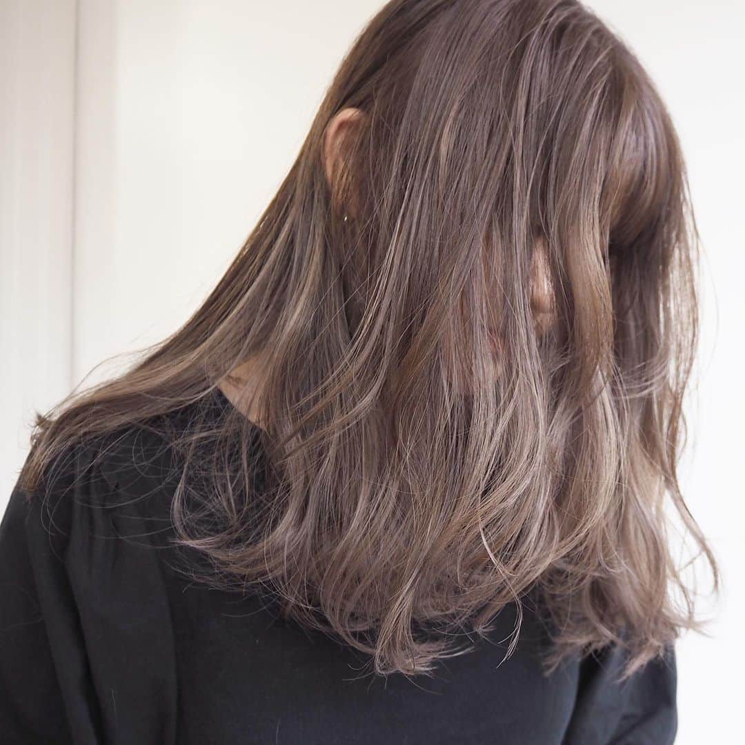 のインスタグラム：「#外国人風スペシャルハイライトカラー 🌿  ミルクティー&グレージュ 🎨   💛#nakanishi_color﻿ 💛#nakanishi_hair﻿ 💛#nakanishi_set﻿ ﻿ ﻿ 🪐 得意ジャンル ﻿ #お洒落モテヘア #外国人ヘア #カジュアルヘア #ガーリーヘア﻿ ﻿ ✂️ 得意なスキル ﻿ ✔️#ブリーチ やハイライトで作る #外国人カラー﻿ ✔️ナチュラルトーンアップ #極細ハイライトカラー﻿ ✔️染めたてから色落ちまで計算した #透明感カラー﻿ ✔️ストレートでもキマる #切りっぱなしカット﻿ ✔️自分でも巻きやすい #ふわふわレイヤーカット﻿ ﻿ 🎈﻿ お客様のなりたいイメージを引き出して、﻿ ファッション、雰囲気に合わせた似合せヘアを。﻿ ライフスタイル、美容室周期に合わせて、ヘアを提案します。﻿ ﻿ 全て1人で施術し、丁寧かつスピーディーに。﻿ 半個室の空間でマンツーマンで担当致します🌿﻿ 初めての方もお気軽にどうぞ ✂︎﻿ ﻿ ✂️EMANON share salon 📍東京 (新宿駅南口徒歩2分)﻿ ✂️EMANON share salon 📍福岡 (天神駅徒歩1分 ※2ヶ月に一回出張)﻿ ﻿ ご予約はInstagramトップのURL、﻿ 予約専用LINEからのみになります💌﻿ ﻿ 予約の空き状況をご確認の上ご連絡いただけると﻿ 予約のご案内がスムーズです🪐﻿ ﻿ #nakanishi_color#お洒落モテヘア#ロングヘア#ブリーチカラー#ハイライトカラー#ふわふわレイヤーカット#ミルクティーベージュ#東京#東京美容室#新宿#新宿美容室」