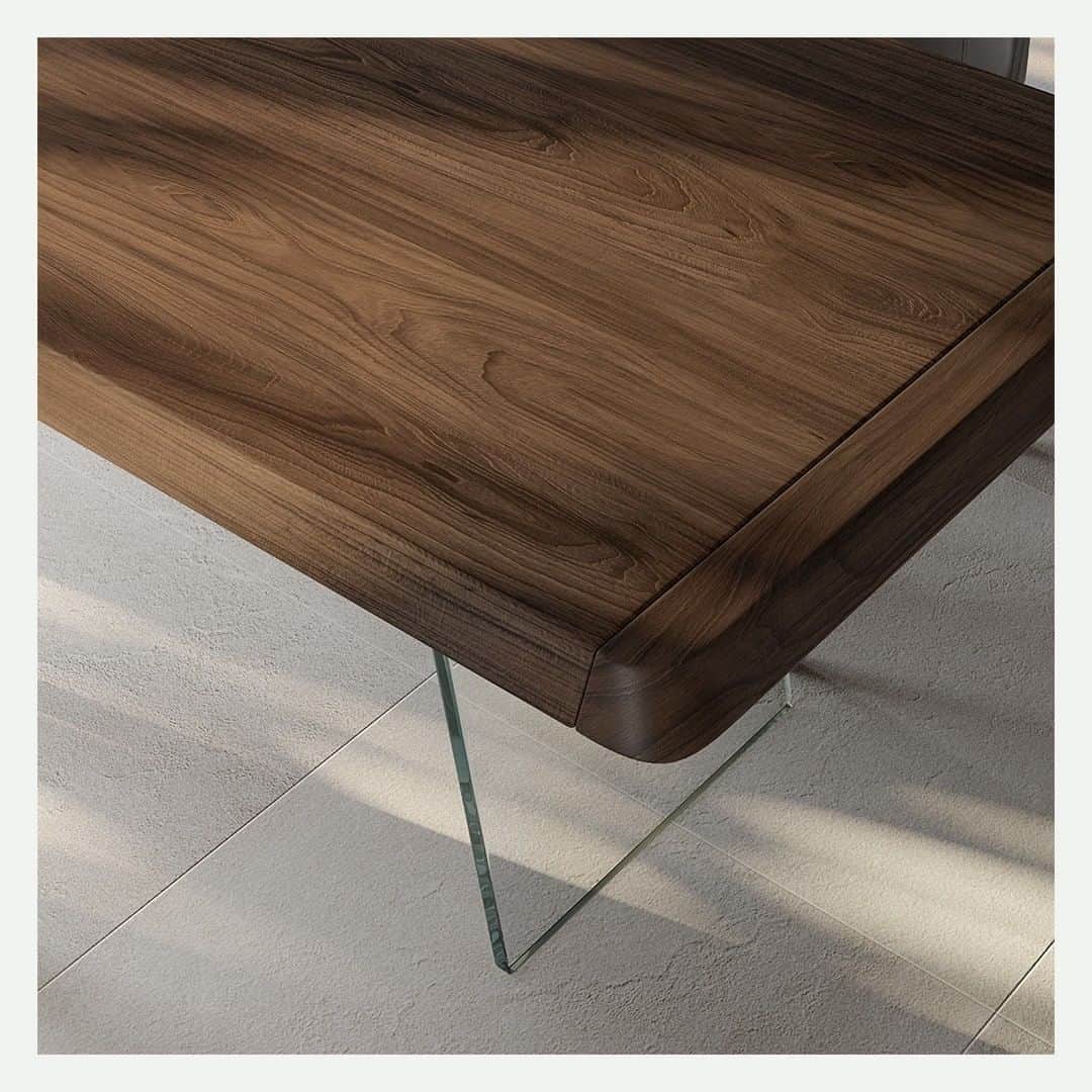 Natuzzi Officialさんのインスタグラム写真 - (Natuzzi OfficialInstagram)「Two extra-clear glass plates support the table top, which seems to be suspended in the void. The top is veneered in open pore brushed honey nut with solid wood edges. All for an elegant result that exudes pure design called Phantom table.  #natuzzi #NatuzziItalia #Italy #Puglia #design #lifestyle #style #furniture #homefurniture #madeinitaly #living #interiordesign #decor #furnituredesign #homedesign #inspiration #interior #sofa #livingroom」1月27日 20時00分 - natuzzi