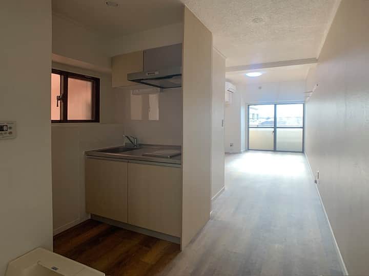 せたがやクラソンのインスタグラム：「『わたしに特別な三軒茶屋 407』﻿ ﻿ ・東急田園都市線三軒茶屋駅 徒歩9分 ・9.9万円・23.4㎡・1R ___________________________________________________________________﻿  三軒茶屋。 と言うと、都内でも全国的にでも有名な街だと思います。 雑誌に載ったいたカフェに行列ができていたり、ロケの風景なんかも時たま見たりして。 この街で暮らすって特別かも。  今回のお部屋は、三軒茶屋駅から徒歩9分。 246号線沿いに建つマンション、4階の角部屋。  ワンルームの一室は、約10帖のひろさ。 室内リフォームされ一新しました。  キッチンには仕切りがあり、 くつろぎスペースに水まわりの生活感がみえないのがポイント。 お風呂・トイレは一緒の三点ユニットですが、 新しいものに変えられ気持ちよくつかえそう.  近くには、イタリアンの「オステリア ドゥエ（ @osteriadue2 ）」や、 インド料理の「サンバレーホテル（ @sunvalleyhotel ）」、 メキシコ料理の「ロス・タコス・アスーレス（ @lostacosazules_jp ）」など、 この近辺だけで世界の料理が楽しめる贅沢。 三茶での暮らしを味わいたい方、お見逃しなく。  ▼この物件の詳細、﻿ そのほかのお部屋はプロフィールのリンクから﻿ @setagayakurasson﻿ ___________________________________________________________________﻿ ﻿ 「オンラインでお部屋探し」スタートしました！ ご相談お待ちしております。 ﻿ ﻿https://setagayakurasson.com/online _____________________________________________________________________﻿ ﻿ #せたがやクラソン #せたがやンソン #賃貸 #お部屋探し #オンラインお部屋探し #引っ越し #内見 #部屋 #ワンルーム #ひとり暮らし #ふたり暮らし #好きな街 #暮らしを楽しむ #キッチン #家具 #世田谷 #賃貸インテリア #リノベーション #コンシェルジュ #世田谷のお部屋探し  #田園都市線 #三軒茶屋 #暮らしを楽しむ #ワンルーム #リフォーム #特別 #街を楽しむ #暮らしを味わう #世界の料理」