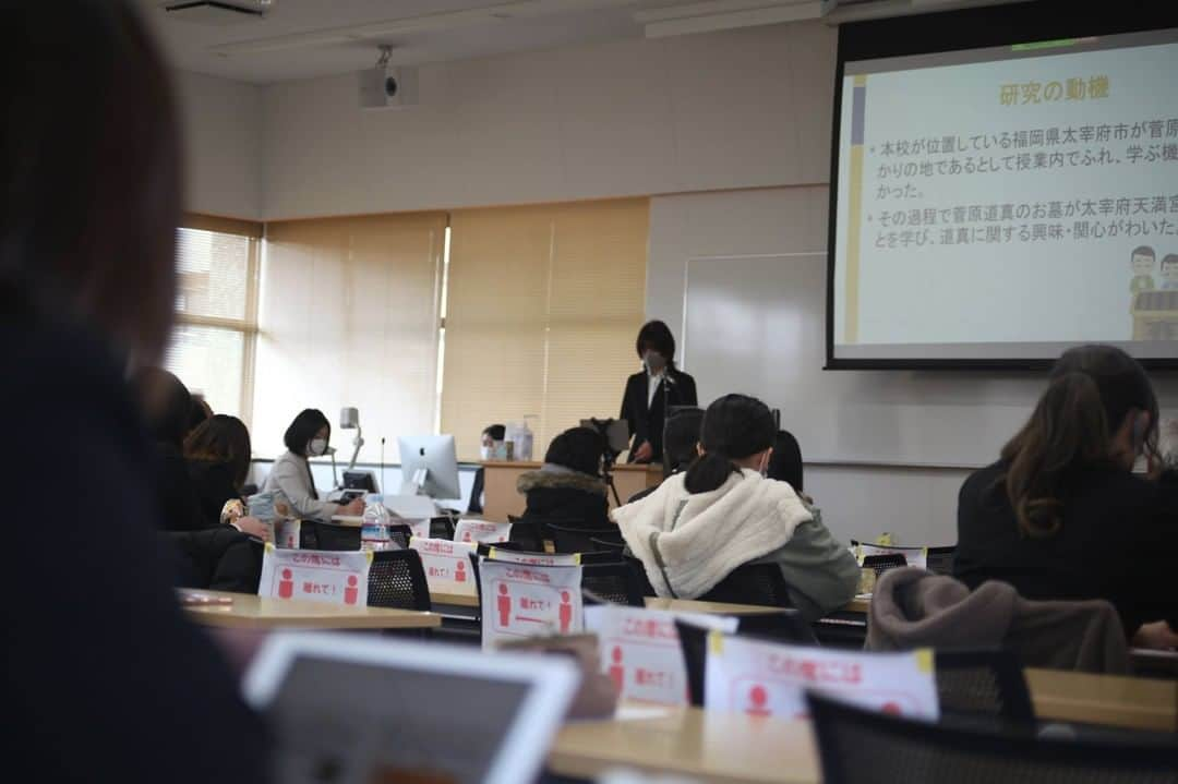 福岡女子短期大学さんのインスタグラム写真 - (福岡女子短期大学Instagram)「福岡女子短期大学です。 . 本日、文化教養学科では2年生「卒業研究発表会」が開催されました。 . 各自ゼミナールでの研究をもとにテーマを設定し、短大での2年間の集大成として発表しました。 . どの卒業研究も内容の濃い素晴らしいものでした。決められた時間内に丁寧に説明する姿に2年間の成長を感じました。 . 文化教養学科に関する情報は、#福岡女子短期大学文化教養学科　←こちらのハッシュタグをご覧ください。 . #福岡女子短期大学　#太宰府の短大　#福岡の短大　#福女短 #大学生　#学校 #福岡女子短期大学文化教養学科 #文化教養学科　#福岡の女子短期大学 #司書採用者全国トップクラス #司書の卵　#司書さん　#本好き　#本好きな人と繋がりたい #本好きと繋がりたい #勉強垢 #勉強垢さんと繋がりたい　#プレゼンテーション #プレゼンテーション力」1月27日 20時01分 - fukuoka_wjc