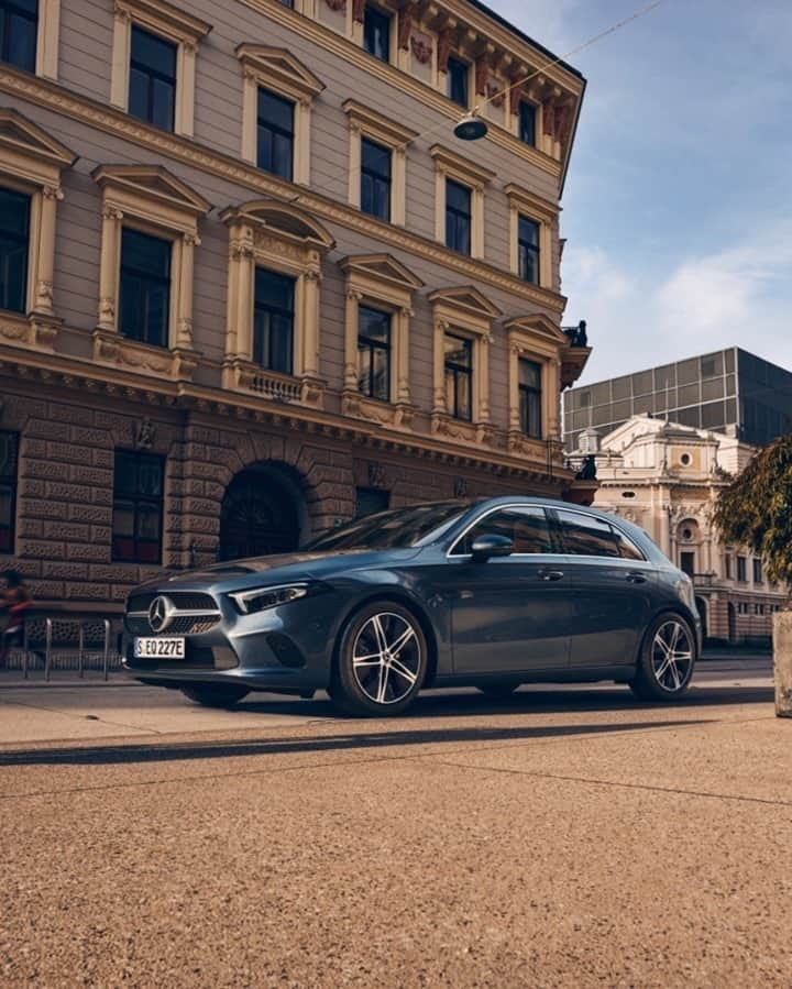 メルセデス・ベンツさんのインスタグラム写真 - (メルセデス・ベンツInstagram)「Make your city trips easier and cleaner.  #MercedesBenz #AClass #SwitchtoEQ」1月27日 20時02分 - mercedesbenz