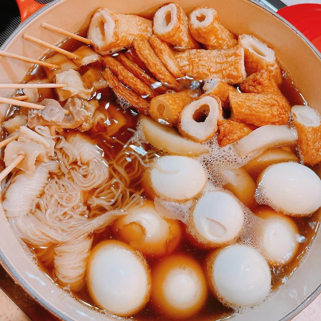 スザンヌさんのインスタグラム写真 - (スザンヌInstagram)「私と言えば、、、おでん🍢？？ でも今年はじめてだよ☺️笑  そしたらなんだかいつもより濃い味になっちゃったよ😂　 お醤油かえたからからな、、、😂 でもごはんに合うおでんになったよ← いい風に言う。笑笑  @branche_chocolat の #抹茶のカレオショコラ はご褒美スイーツ💚  そして今夜は二日目おでんと 初日カレー🍛の予定🙋‍♀️ スライドして続くご飯🤤←笑  最近食欲増し増しの息子よ（嬉） いーっぱい食べてね♡  そしてそして 今日の#スザンヌchannel は ずっとしてみたかった　 #ユニクロ購入品　のご紹介です☺️🌈 めちゃくちゃお買い得な使えるアイテム買えました！！のでぜーひご覧ください☺️☺️☺️  #UNIQLO 最高だ❤️」1月27日 20時01分 - suzanneeee1028