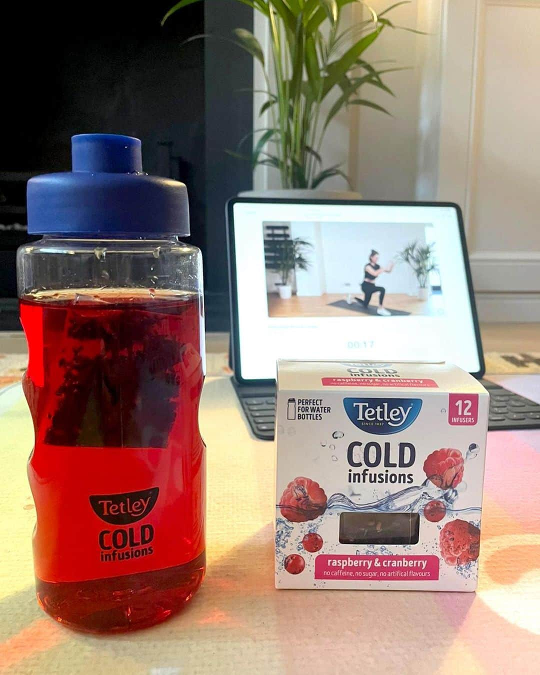 アレクサンドラ・フェルステッドさんのインスタグラム写真 - (アレクサンドラ・フェルステッドInstagram)「#AD My Tetley Cold Infusions keeping me refreshed during my @mamabeinglifestyle workout! I love these when I exercise as they’re sooo fruity and are a nice little pick-me-up during a session… Plus they’re a bit more exciting than a bottle of water!!😅 Thank you @TetleyUK for adding some fruitiness to my day ❤️ #AddFruitiness #TetleyColdInfusions」1月27日 20時03分 - binkyfelstead