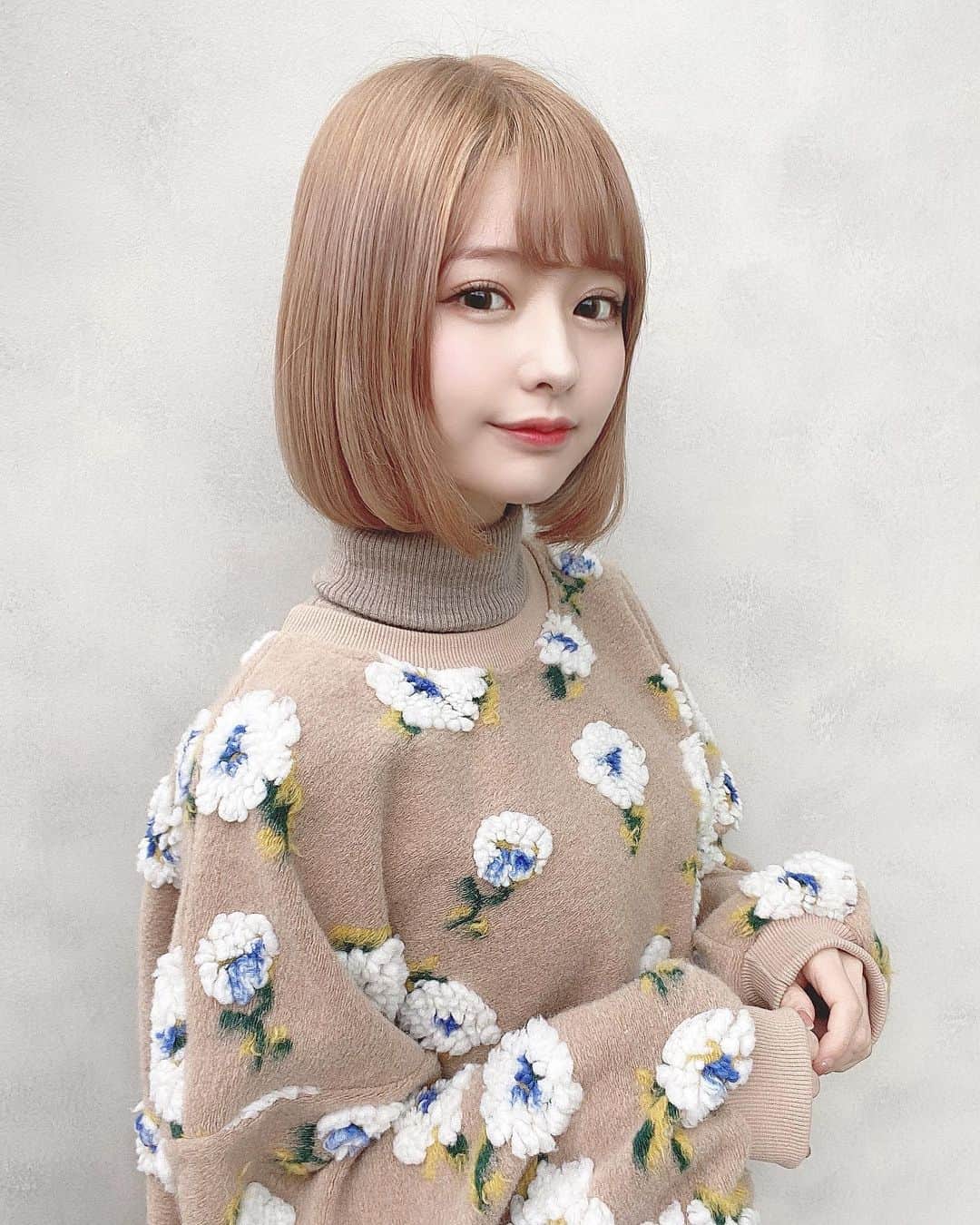 sarimaru(国木田さりまる)のインスタグラム：「突然のハイトーンで私もびっくりしてます💭 凄く綺麗に染めていただけて嬉しい😭！  美容師さんはタグ付けみてね❤︎ とってもカラー上手だし優しいし最高でした☺︎」