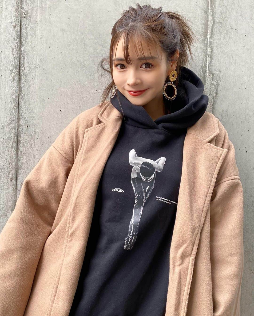 のインスタグラム：「にこにこ🤍🤍🤍 いろんなファッションして🤍 おうち時間でも気分があがるように🤍 ・ ・ ・ ・ ・ ・ ・ ・ ・ ・ ・ ・ ・ ・ #パーカー#コート#リュック#スニーカー#コーディネート#冬コーデ#カジュアルコーデ#大人カジュアル#大人可愛い#オトナ女子#ポニーテール#撮影#ベージュコーデ#ブラックコーデ#スポーティー#スニーカー女子#ローラ#モデル#おうち時間#トレーニング#トレーニング女子#散歩#ダイエット#beige#coat#ponytail#sporty#parker#blacklove#sportswear」