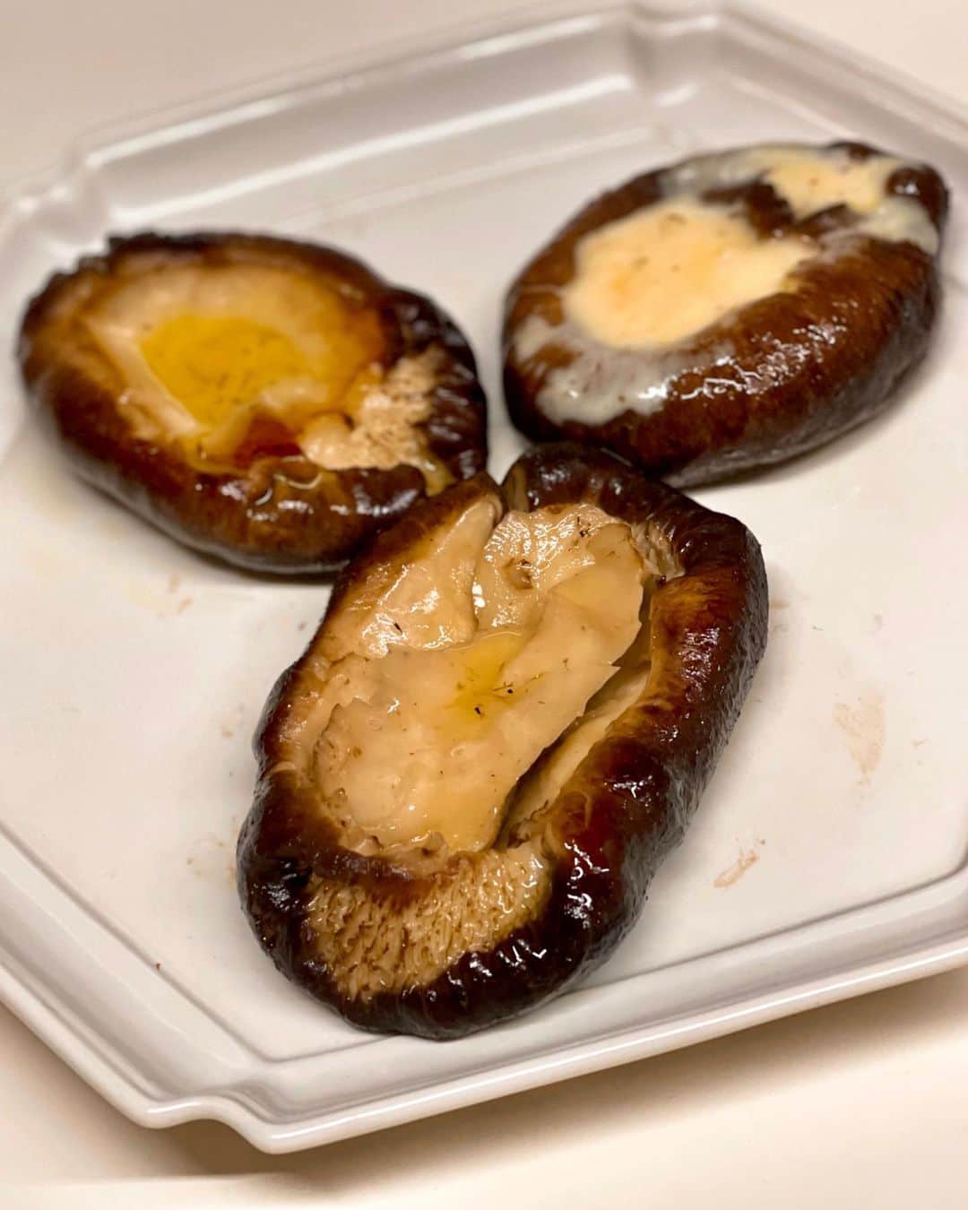 のインスタグラム：「田窪シェフからもらった 超巨大な王様しいたけを オリーブオイルと塩だけ ととろけるチーズのせた ので食べたけどバカ旨😋」